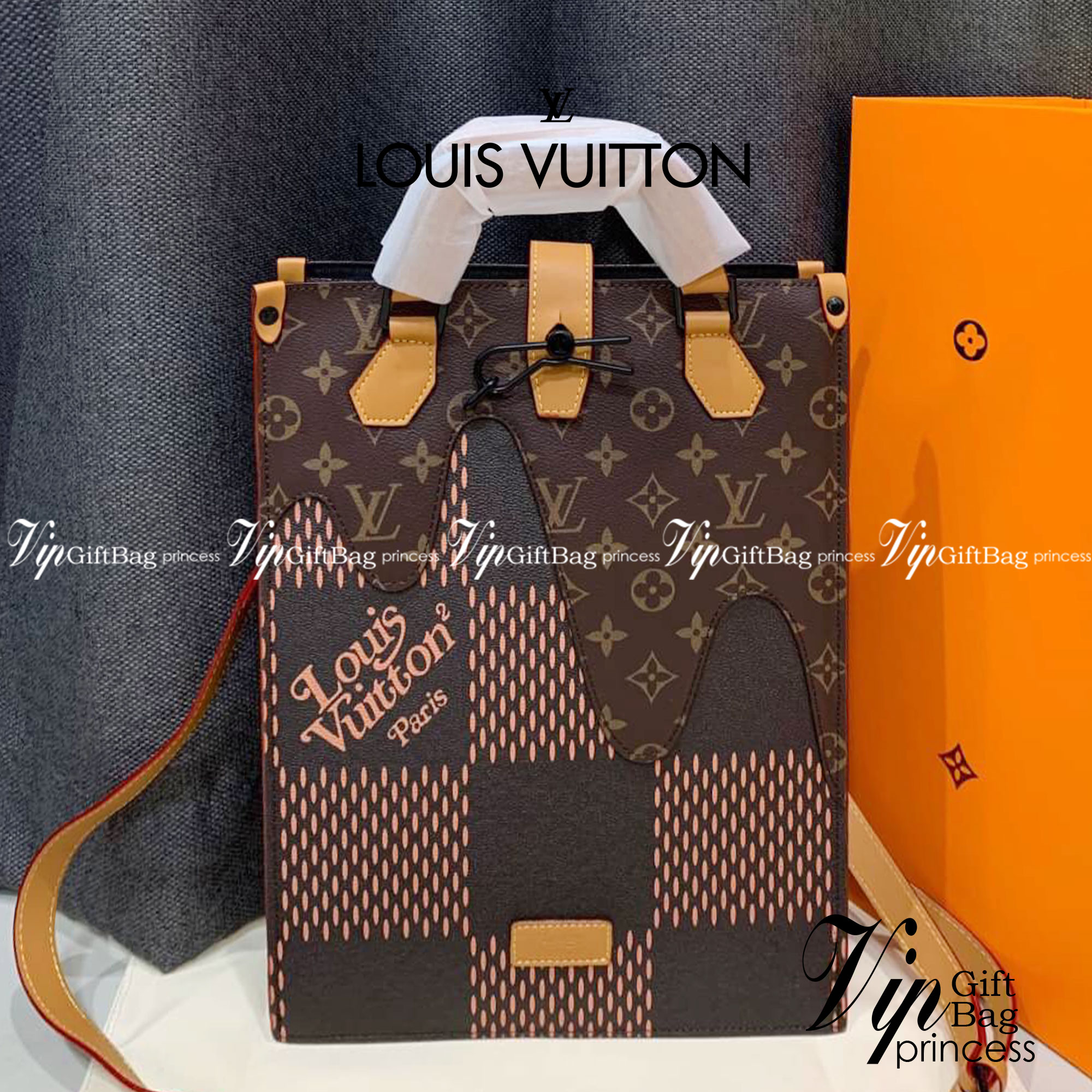 หนังแท้ LOUIS VUITTON MINI TOTE / LV MINI TOTE กระเป๋าทรงโท้ท โดดเด่นด้วยรายละเอียดของคลื่นใน Monogram เหมาะอย่างยิ่งสำหรับสิ่งของจำเป็น เช่น iPad โทรศัพท์ และสมุดโน้ต มีหูหิ้วแบบถอดได้สำหรับสะพายไหล่ ภาพสินค้าถ่ายจากงานขายจริง ใช้งานต่างประเทศได้