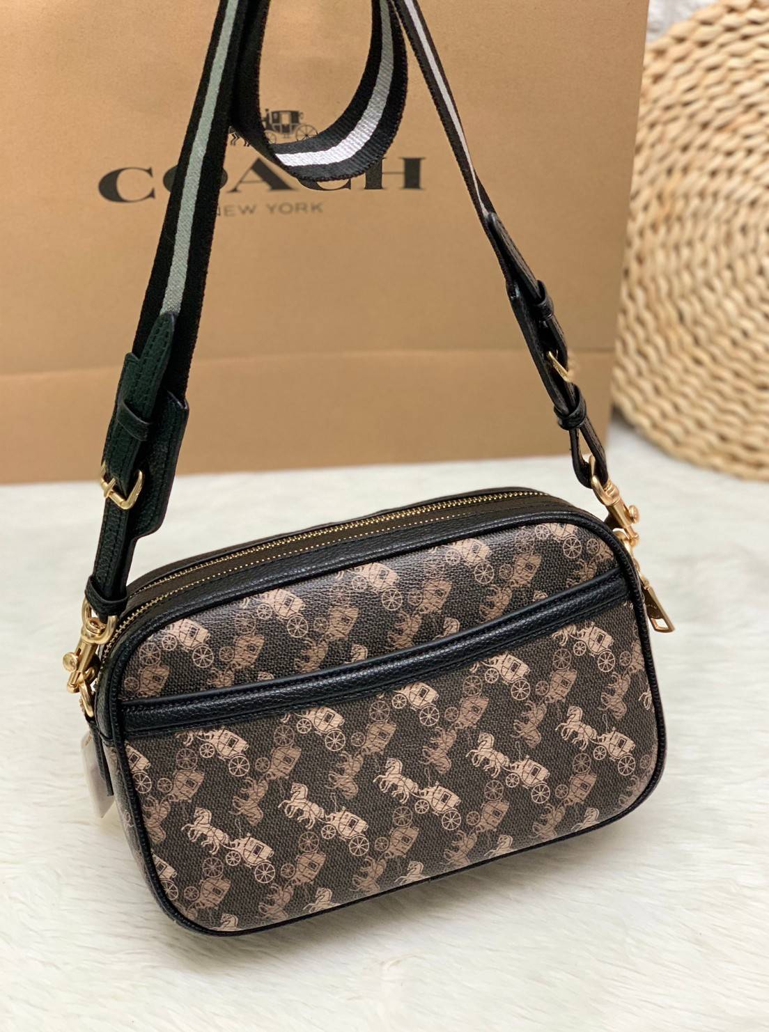 COACH JES CROSSBODY WITH HORSE AND CARRIAGE PRINT ((91109)) กระเป๋าสะพายครอสบอดี้ร์ หนังแท้นิ่ม ลายปริ้นรถม้าทั้งใบสวยงามมากๆค่ะ กระเป๋าแบ่งเป็น2ช่องซิปหลัก ช่องกว้างสามารถใส่กระเป๋าเงินใบยาวได้;ของจำเป็นได้ครบเลยค่ะ;มีช่องให้ใส่ของจุกจิก;พร้อมช่องโล่งด้า