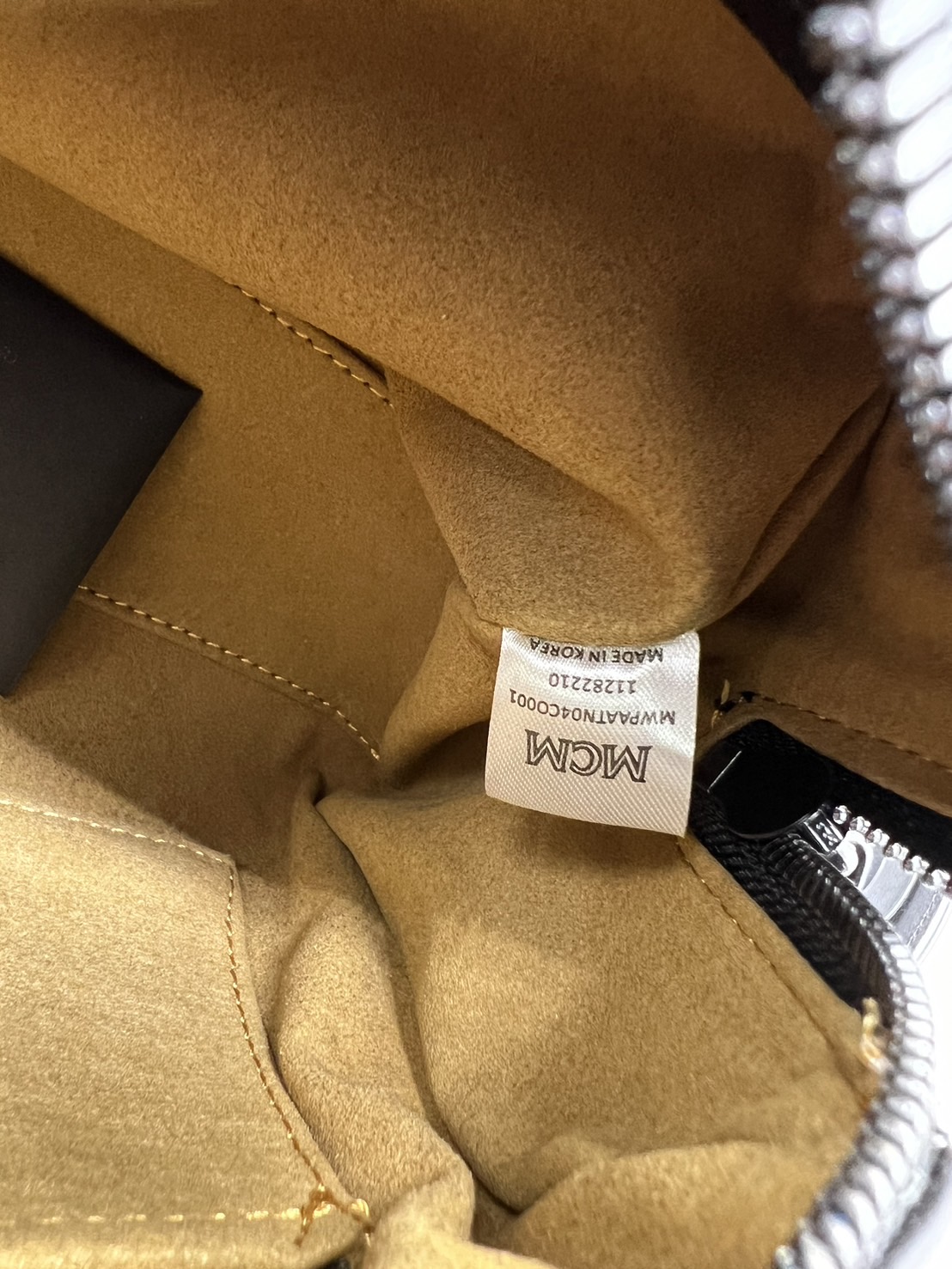 M.C.M Aren Boston Bag in Maxi Visetos with nappa leather trim กระเป๋าสะพายข้างบอสตัน คอลเลคชั่นสุดฮอต ดีไซน์โลโก้ใหม่ เกรดออริ สลับแท้ 1:1 ใช้งานต่างประเทศได้