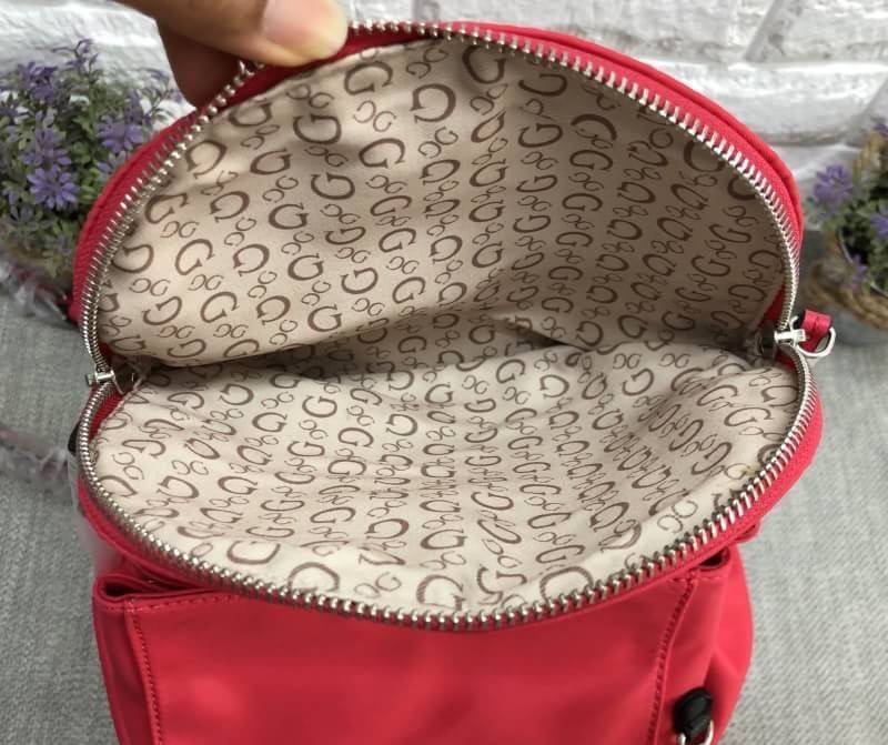 New !!! GUESS ZAYN NYLON BACKPACK รุ่นหายาก พร้อมส่งกระเป๋าสะพายหลัง วัสดุNylonคุณภาพสูง ด้านหน้าติดอะไหล่แบรนด์ พร้อมห้อยพวงกุญแจหนังรูปเครื่องหมายคำถาม เปิดปิดกระเป๋าแบบฝาปิดแม่เหล็ก ขอบปากกระเป๋าเป็นช่องซิปสำหรับใส่ของจุกจิก ภายในช่องหลักโล่งกว้างใส่จอ