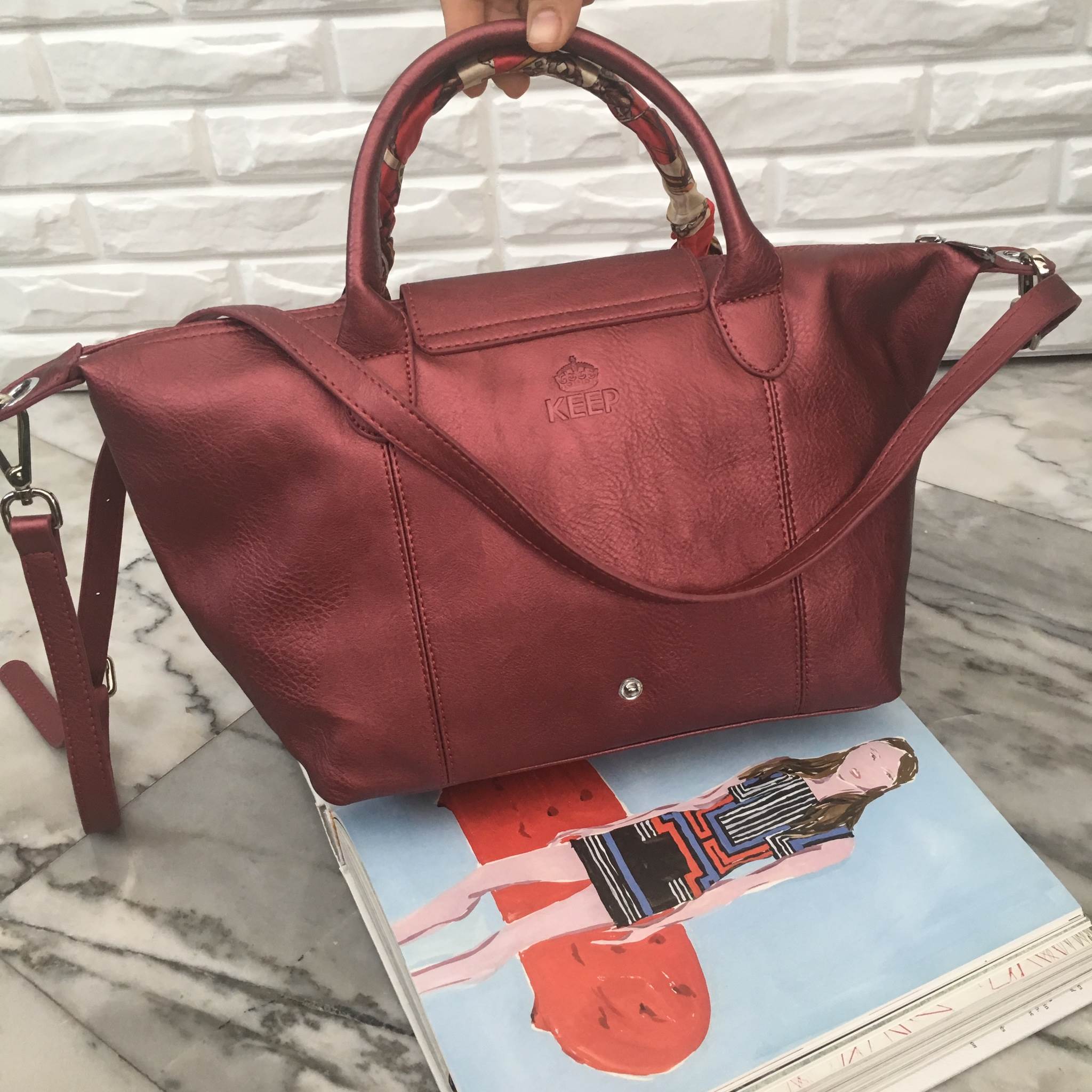 สีมาใหม่ค่า 🐼New arrival! KEEP ทรง longchamp รุ่น Duo Sister - สีแดงผสม กลิ้ตเตอร์ สวยมากคะ ตัวกระเป๋าหนังแกะสังเคราะห์ ลายหนังสวยมากๆคะ นิ่ม สุดๆ รุ่นนี้ จะมี 2 ขนาด คือ mini และ basic ไซด์ ทรงนี้ เป็นทรงที่ใช้งานง่าย ใช้ได้ทุกโอกาสจริงๆคะ ตัวกระ