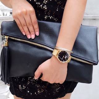 Givenchy Parfums Black Leather Clutch Gift With Purchasd From Givenchy Counter (GWP) กระเป๋าสะพายหนังนิ่มเรียบสีดำเเบบสวยดูดี เปิดปิดด้วยซิปอะไหล่ทอง หัวซิปประดับพู่ ด้านหน้ามีโลโก้ ภายในมีช่องเล็ก รุ่นนี้ใส่ ipad กระเป๋าสตางค์ มือถือ ของจุกจิกได้เยอะ ซับ