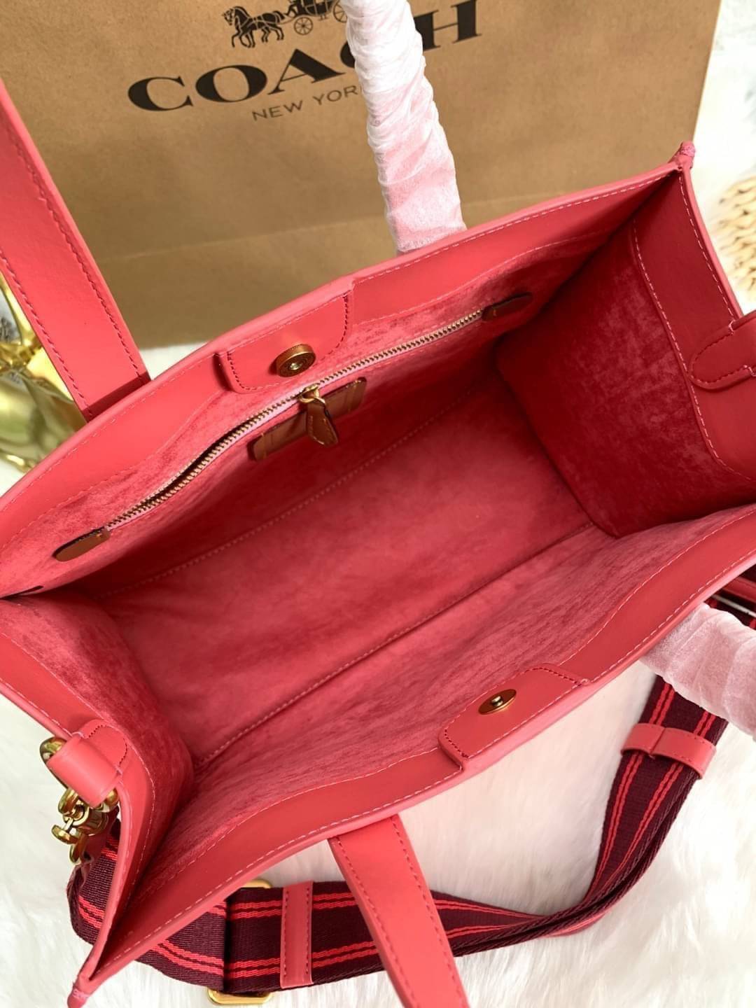 สวยๆ เคลียสต๊อค มีไม่มากจร้าา! COACH TOTE FIELD JACQUARD BAG ((C3282)) กระเป๋าหิ้ว//สะพายข้าง JacquardลายC+หนังแท้ สวยงามลงตัวมากๆค่ะ ปากกระเป๋าเปิดปิดแบบกระดุมแม่เหล็ก ภายในกว้าง สาวๆทีาสัมภาระเยอะบอกเลยเหมาะมากค่ะ