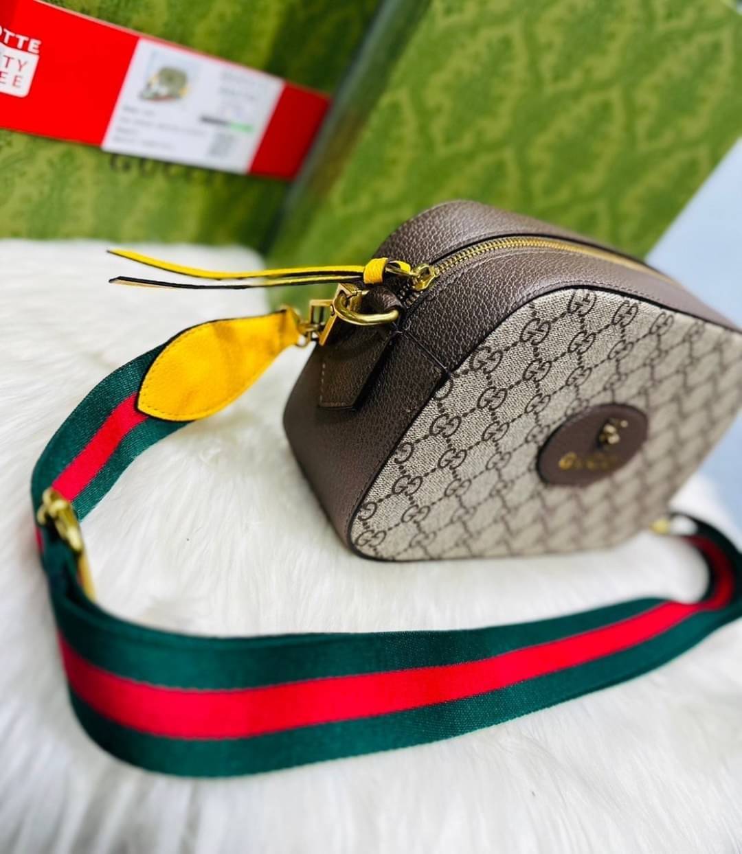 GUCCI GG small messenger bag / GG neo vintage crossbody bag กระเป๋าสะพายข้างตัวท็อปฮิต ทรงสวย ใช้งานง่าย โดดเด่นตรงสายสะพายสีสดใสเป็นเอกลักษณ์ ตัดกันกับกระเป๋าได้อย่างลงตัว