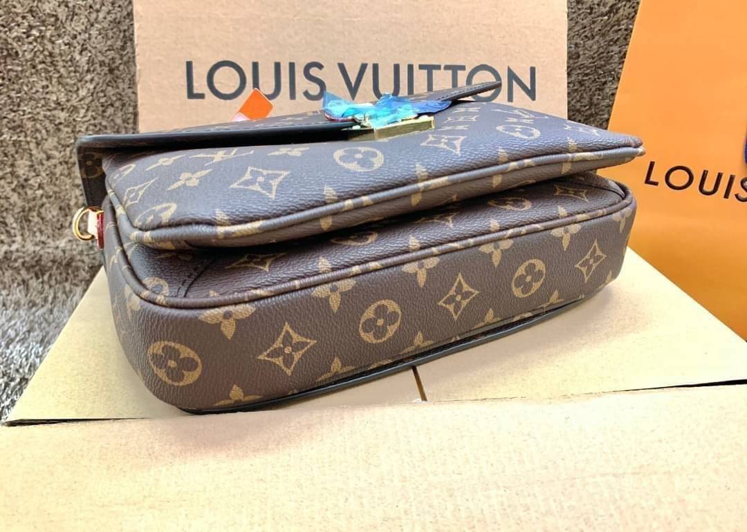 LV Pochette Métis ไอเท็มนำแฟชั่นที่น่าดึงดูดใจอย่างยิ่ง กระเป๋าที่มีรูปลักษณ์ทรงกะทัดรัดและใช้งานได้สะดวก หนังแท้แคนวาสอย่างดีเลยค่ะ ลาย Monogramอัญเป็นเอกลักษณ์ของแบรนด์ เปิด-ปิดแบบกดล็อคอะไหล่สีทองสวยงาม ภายในมี3ช่องกว้างสามารถใช้งานได้หลากหลายและจุของไ
