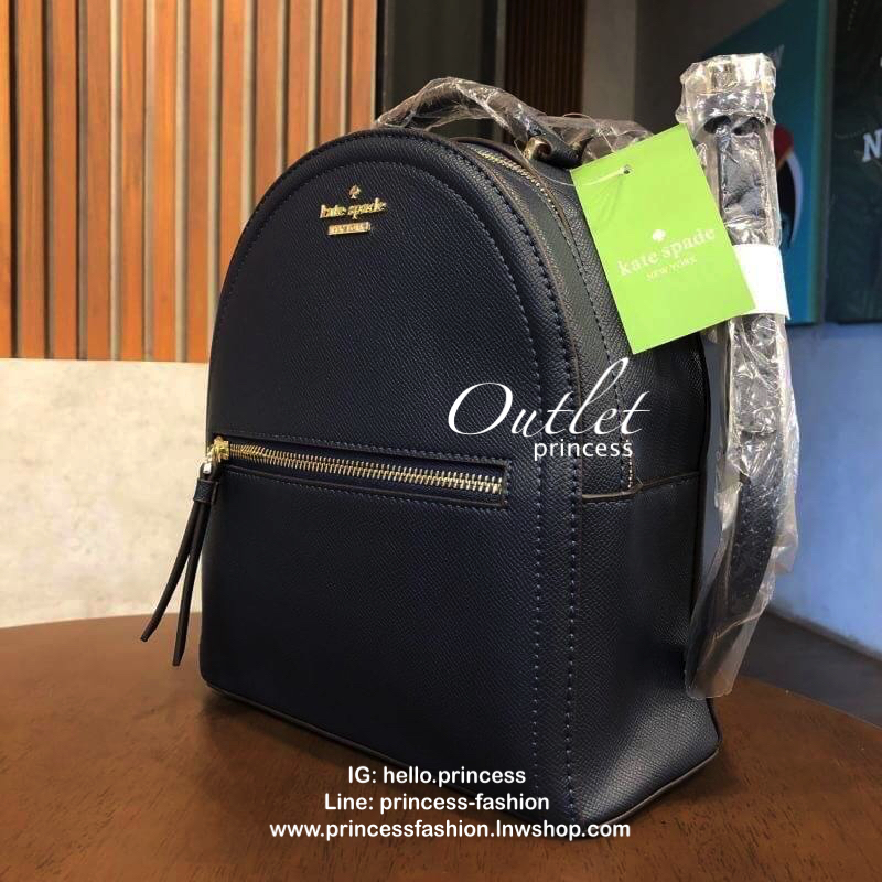kate spade (spades) Back pack กระเป๋าเป้สะพายหลัง วัสดุหนังpu อยู่ทรง น้ำหนักเบา ใส่ของได้เยอะ ขนาดกำลังดีไม่ใหญ่จนเกินไป ภายในซับด้วยผ้าลายแบรนด์ มีสายสั้นสำหรับถือ สายสะพายยาวปรับได้ 5 ระดับ