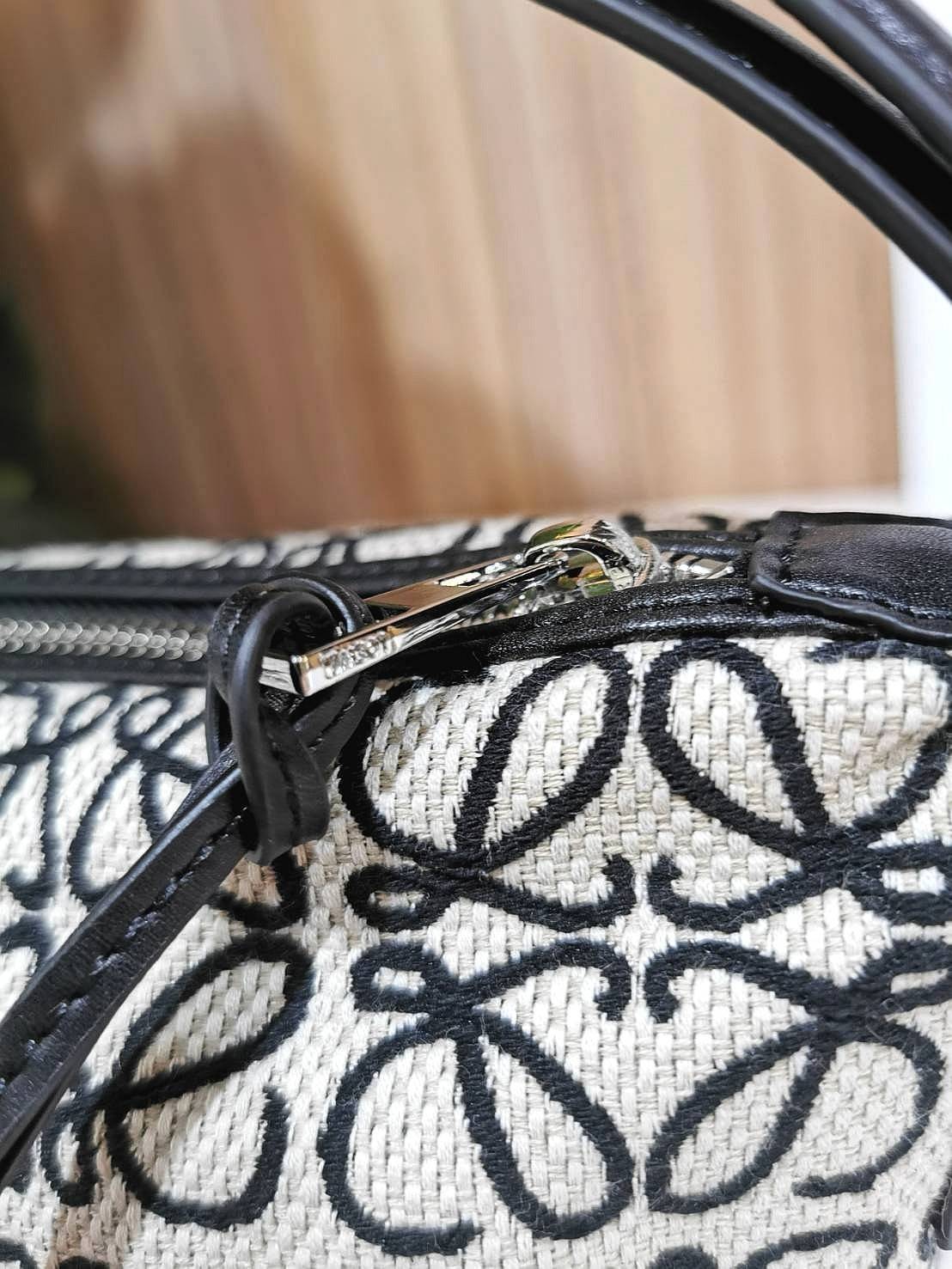 LOEWE ANAGRAM SHOULDER BAG VIP GIFT WITH PURCHASE (GWP) กระเป๋าถือหรือสะพายพรีเมี่ยมกิ๊ฟ Limited จาก LOEWE PERFUME DUTYFREE ไอเท็มแนะนำ! ภาพถ่ายสินค้าจริง สวยตรงปกไม่จกตา! ดีไซน์คงเอกลักษณ์วัสดุ Anagram Canvas Jacquard Fabric ผสมผสานกับหนังแท้ Calfskin ลง