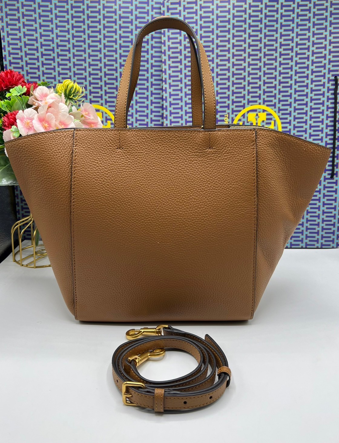 Tory Burch McGraw Leather Tote Bag / Tory Double T Tote Bag / TORY TOTE BAG พร้อมส่ง 4 สี กระเป๋าสะพายทรงโท้ท จุของได้เยอะใบนี้ตอบโจทย์ได้ดีมาก โทนสีเรียบง่าย แฝงไปด้วยความดูดี สุขุมและเป็นผู้ใหญ่