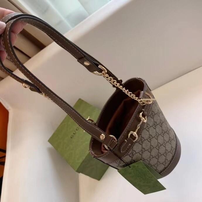 VIP 】Gucci Horsebit Gift Bag กระเป๋าสะพายข้าง Premiumgift วัสดุหนังแท้ เปิด-ปิด ด้วยกระดุมแม่เหล็ก ด้านในโล่ง ใส่ตังค์ ใส่โทรศัพท์ Iphone+ ได้ สายยาวปรับระดับได้ Crossbody ได้ น้ำหนักเบา มาพร้อมกล่องแบรนด์ สวยหรูดูแพง จะซื้อใช้เองหรือเป็นของขวัญก็เหมาะ ได