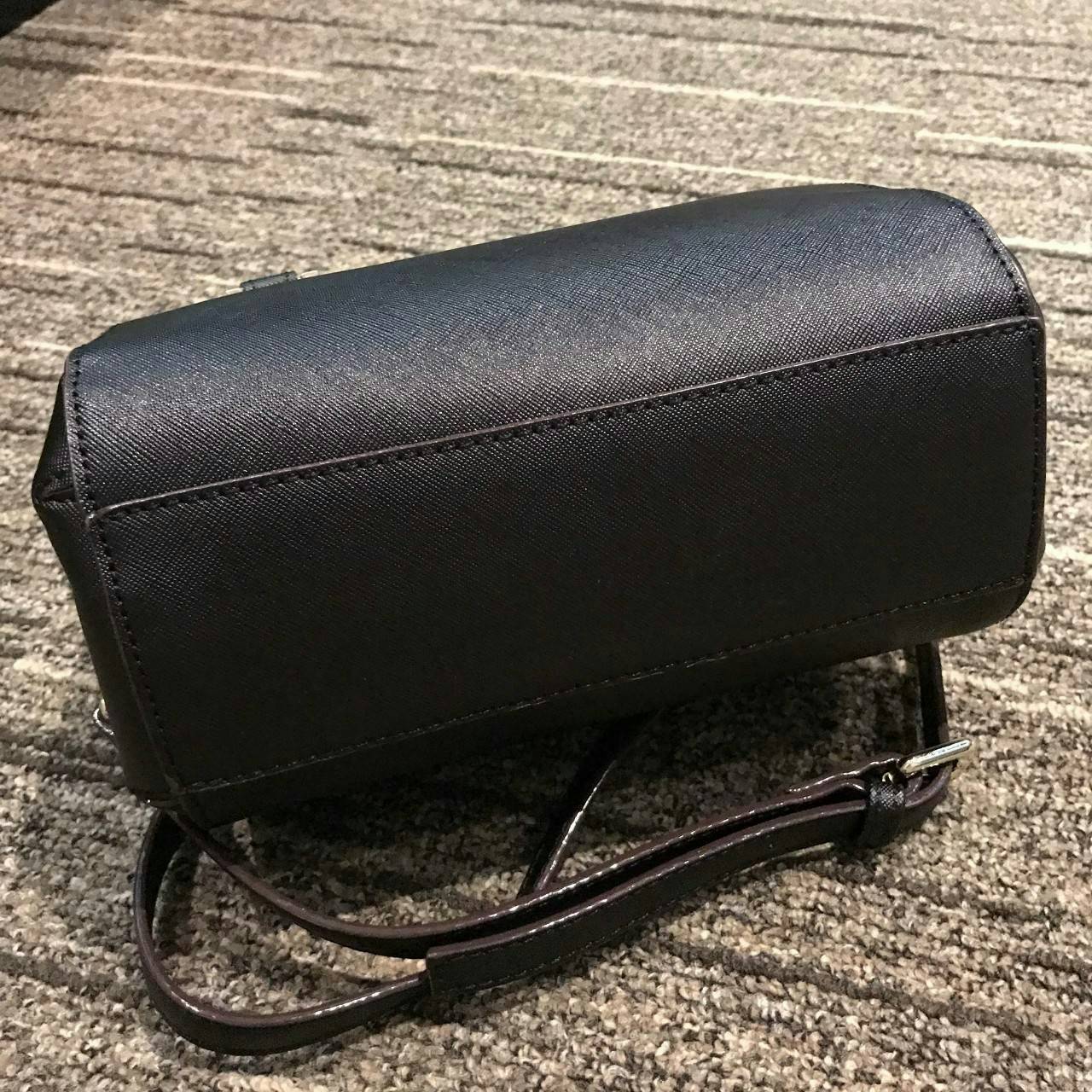 Kate Spade New York Cedar Street Bowling Bag กระเป๋าถือหรือสะพายหนัง Saffiano ทรง Bowling สวยหรู อยู่ทรงสไตล์ PRADA ด้านหน้าประดับโลโก้สีทองหรู มาพร้อมสายสะพายยาวถอดได้ปรับได้ ภายในมีช่องซิปและช่องใส่มือถือ ใส่กระเป๋าสตางค์ใบยาวของใช้ได้จุ น้ำหนักเบาขนาดก