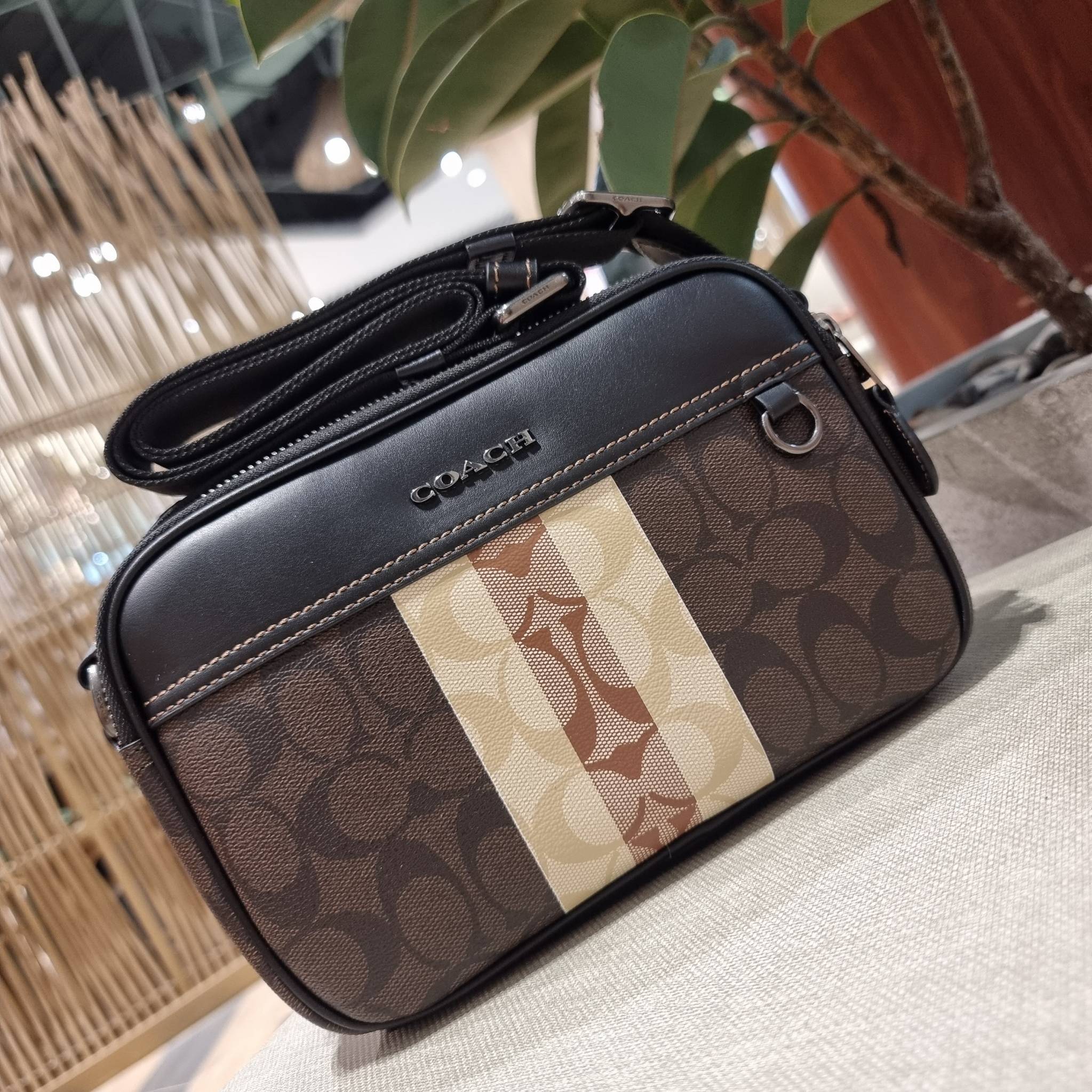 COACH GRAHAM CROSSBODY IN BLOCKED SIGNATURE CANVAS WITH VARSITY STRIPE C9965 อีกหนึ่งกระเป๋าครอสบอดี้รุ่นยอดฮิตสำหรับหนุ่มๆ ที่สาวๆก็ใช้ได้!! ดีไซน์ใหม่เพิ่มดีเทลความแพงไปอีก รูปทรงคลาสสิค ใช้งานสะดวก ง่ายต่อชีวิต วัสดุหนังแคนวาสเคลือบลายสลับหนังแท้ ด้านห