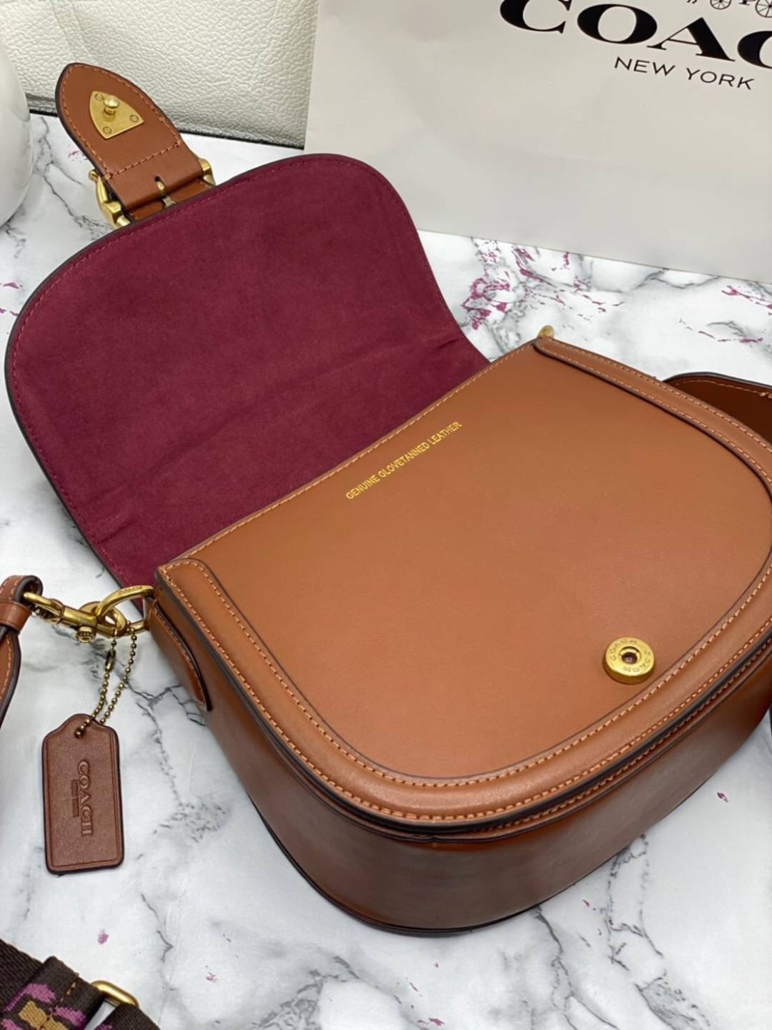 Coach Printed Coated Canvas And Glovetaanned เข้าเพิ่ม 4 แบบ มี 2สาย สายหนังและสายสปอร์ต สุดคุ้มเลยค่าา พร้อมส่งที่ไทยอีกครั้ง ฮอตฮิตไม่เลิกค่ะ ถามหากันเยอะมาก! กระเป๋าสะพายครอสบอดี้ร์ วัสดุหนังแท้ชั้นดีที่สุด! หนังสวย บวกกับอะไหล่แบรนด์ที่ดูเด่นคลาสสิคตร