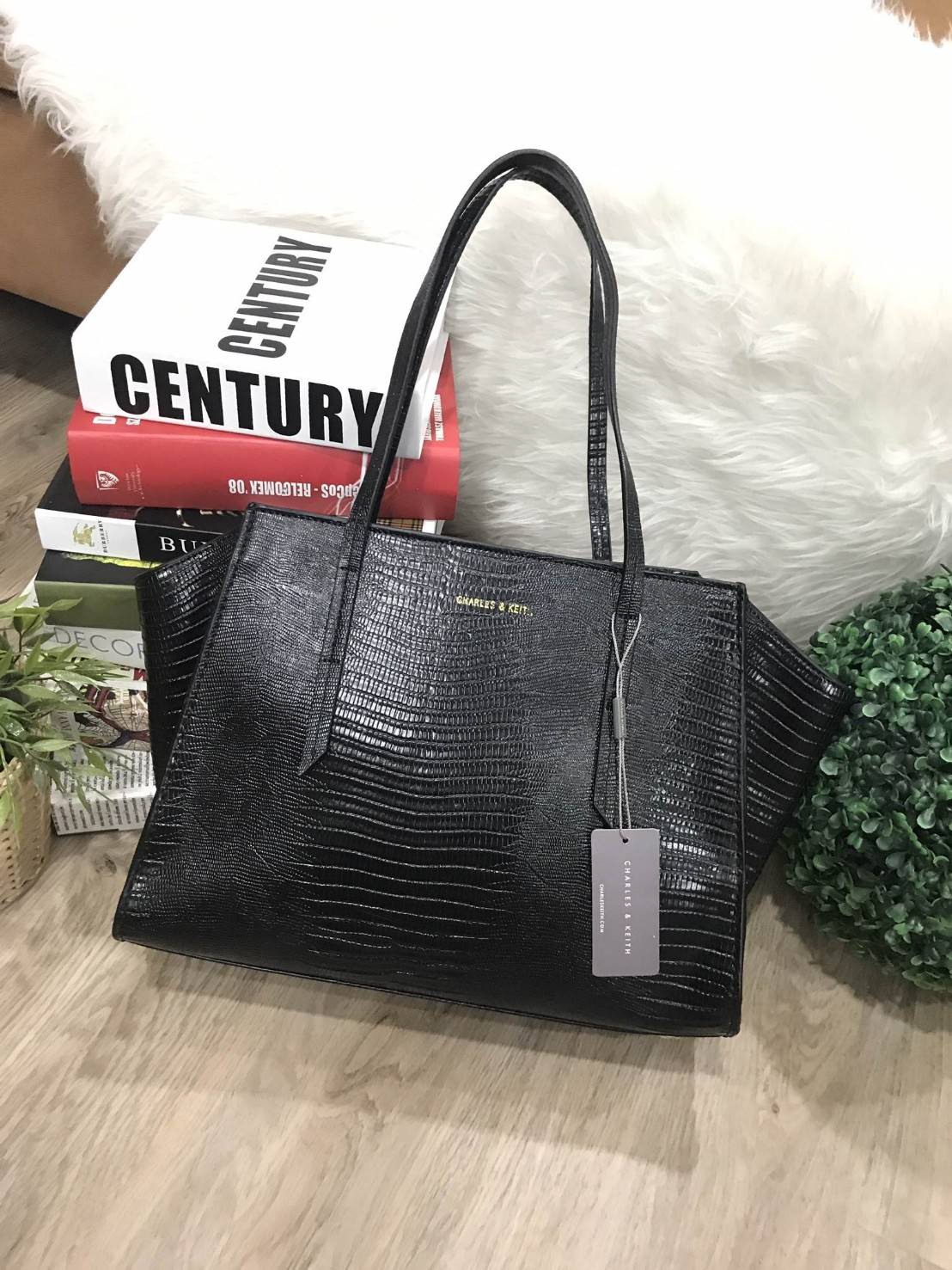 CHARLES & KEITH STRUCTURE TOTE BAG กระเป๋าสะพายทรง Tote ขนาดใหญ่จุใจ น้ำหนักเบา เปิดปิดด้วยซิป หัวซิปปั๊มโลโก้ มีหมุดรองฐานกันรอย ทั้ง 4 มุม ภายในมีช่องซิป และช่องใส่มือถือ กว้างและจุค่ะ ใส่เอกสาร A4, iPad, สัมภาระได้ จะสะพายไปเรียน ไปทำงาน ก็ดูดี ใบนี้สส