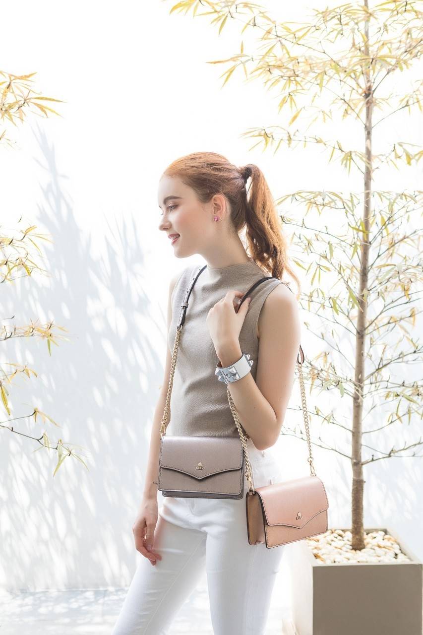 ทรงน่ารักมาก ใบเล็ก สี Glitter ✨ Limited รับ (summer) **KEEPBAG_Aris กระเป๋าใบใหม่เอาใจสาวทุกสไตล์เลยค่ะ 🌈🌈Summer นี้ ใครกำลังมองหากระเป๋าใบเล็กกะทัดรัด เหมาะกับทุกๆวัน ใช้งานง่าย ใส่ของครบใบนี้แนะนำเลยค่า น้ำหนักเบา สะพายไม่เจ็บไหล