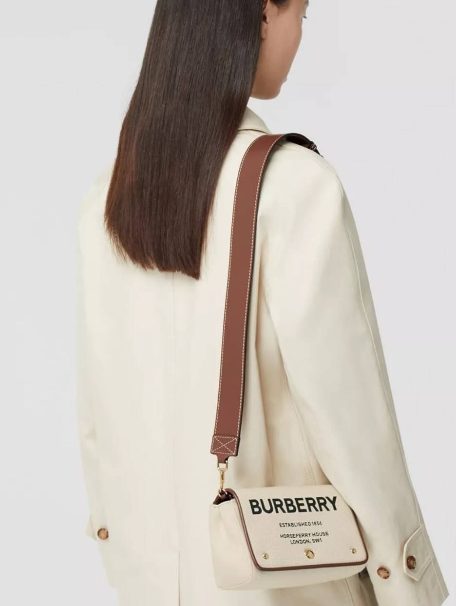 Burberry Small Horseferry Print Cotton Canvas Crossbody Bag เป็นกระเป๋าสะพายที่ดูทันสมัย สายหนังสปอร์ต ในส่วนของโลโก้มาในรูปแบบของการพิมพ์ลายไปบนกระเป๋า ทำให้ดูโมเดิร์นยิ่งขึ้น วัสดุหลักที่ใช้ในการผลิตกระเป๋ารุ่นนี้คือ ผ้าแคนวาสและหนัง โดยผ้าแคนวาสดูเหมือ