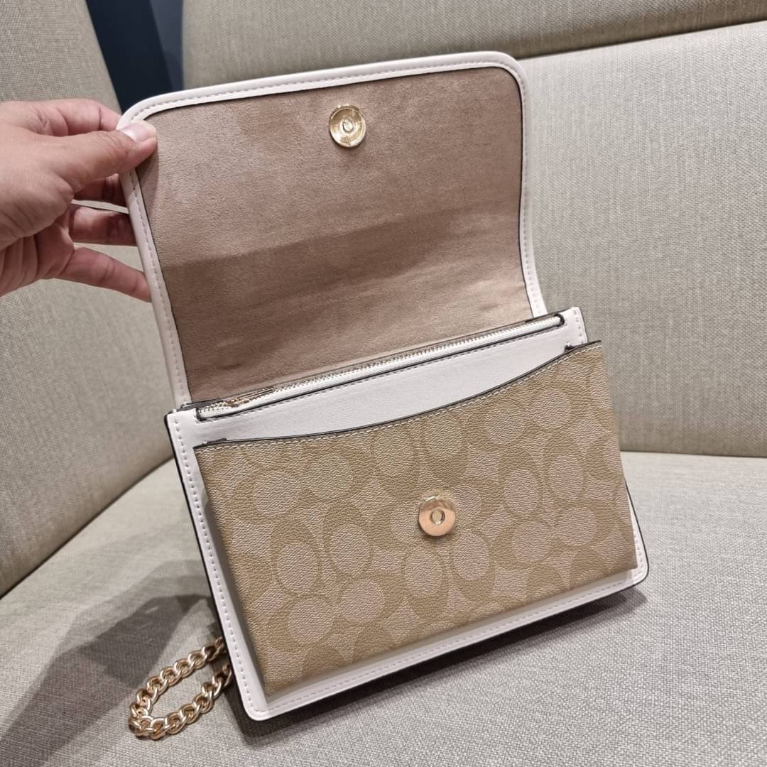 COACH C9230 KLARE CROSSBODY IN SIGNATURE CANVAS WITH FLORAL EMBROIDERY น้องใหม่คอลล่าสุด กับกระเป๋าสะพายข้าง โทนสีละมุนลูกคุณหนู ดีไซน์ปักดอกไม้เพิ่มลูกเล่น ให้ดูแพง วัสดุผนังแคนวาสสลับหนังแท้ สายสะพายโซ่สลับหนัง สะพายยังไงก็ขับผิว เปิด-ปิดด้วยกระดุมแม่เห