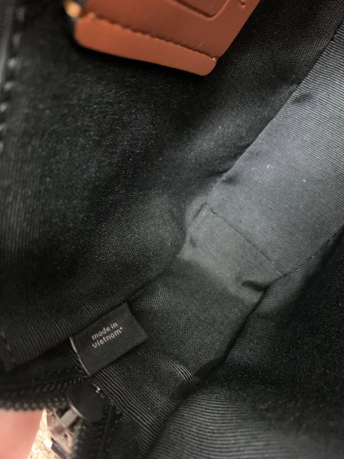 3สีเข้าใหม่งานคุณภาพอีกแล้วคับท่านน ทั้งสี ทั้งหนังสวยมากๆค่าา!! COACH GRAHAM CROSSBODY BAG ((39946)) พร้อมส่ง! กระเป๋าสะพายแบบครอสบอดี้ร์ ใช้ได้ทั้งชาย//หญิง หนังแท้อย่างดี เรียบหรูค่ะ ด้านหน้ามีช่องซิปซ่อนให้หนึ่งช่อง ช่องซิปหลักกว้าง ใส่ของจำเป็นได้ครบ