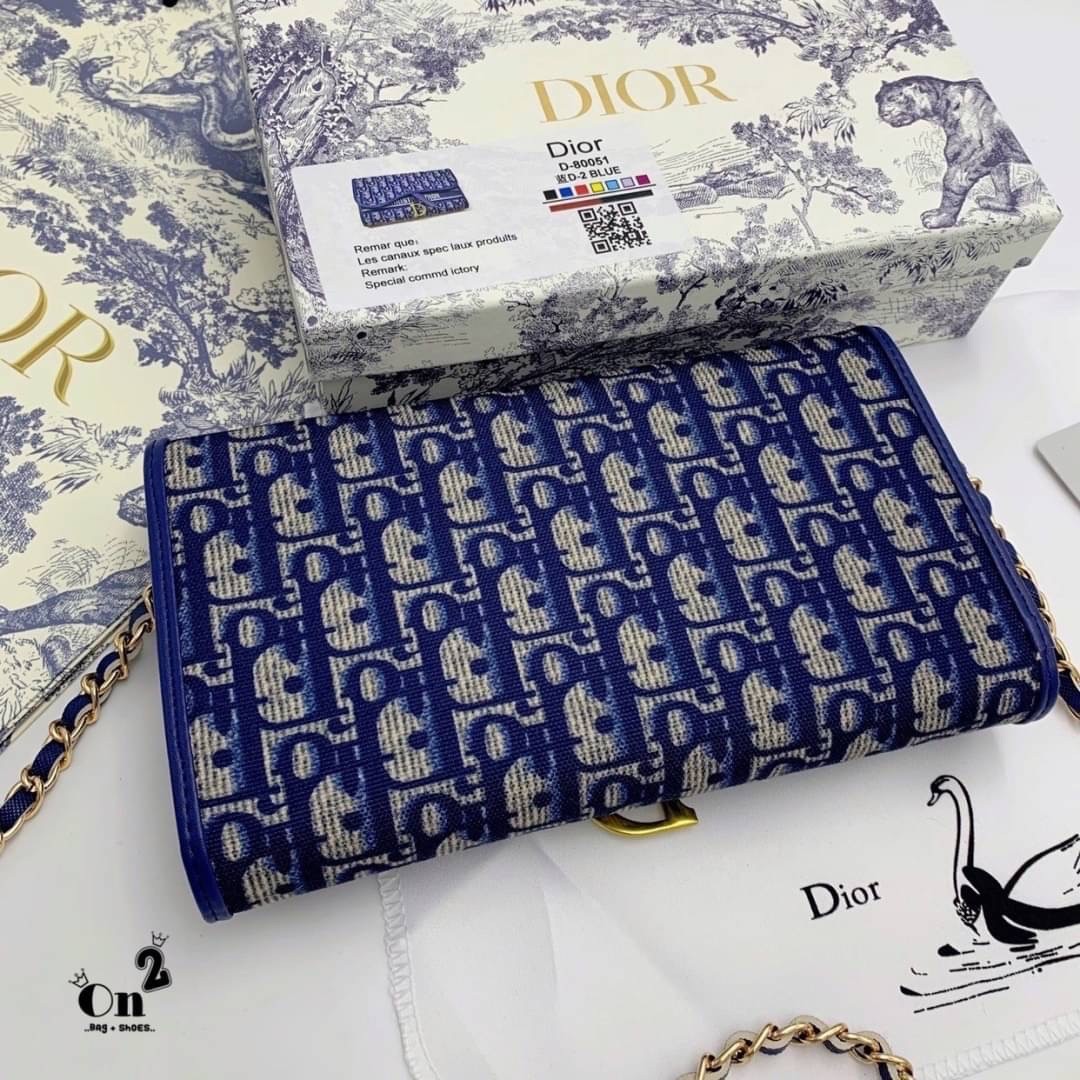 DIOR LONG WALLET WITH CHAIN MONOGRAM / DIOR WALLET กระเป๋าสตางค์ใบยาวพร้อมสายสะพายโซ่อะไหล่ทองสลับหนัง ขนาดกำลังน่ารัก เป็นเอกลักษณ์ของความหรู วัสดุแคนวาสแท้และผ้า Jacquard อย่างดี ผสมผสานความสง่างามและคลาสสิกที่เข้ากับยุคสมัย ด้านหน้าโดดเด่นด้วยซิกเนเจอร