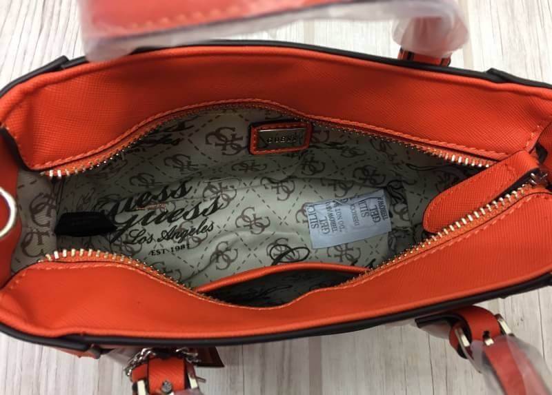 GUESS SAFFIANO MINI CROSS BODY BAG กระเป๋าถือหรือสะพายรุ่นยอดนิยมจาก GUESS หนัง Saffiano สวยอยู่ทรงสไตล์ PRADA ขนาดกำลังดีน้ำหนักเบา ด้านหน้าประดับโลโก้แบรนด์ พร้อมพวงกุญแจโลโก้แบรนด์ห้อยที่หูกระเป๋าสามารถถอดเเยกใช้ได้ เปิดปิดด้วยซิปสะดวกใช้ ภายในมีโลโก้ 