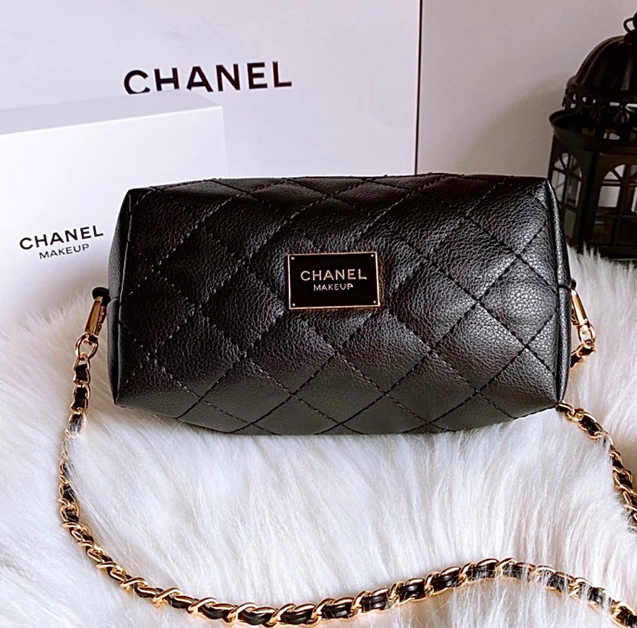 ด่วนมีจำกัด!! ใบน่ารักปุ้กปิ้ก กระเป๋าสะพายครอสบอดี้ CHANEL COSMETIC BAG ทรงสวย ด้านหน้ามีแผ่นโลโก้แบรนด์ สวยหรู เปิดปิดด้วยซิปมียาว ด้านในบุผ้าปั้มแบรนด์สีชมพูเข้ม