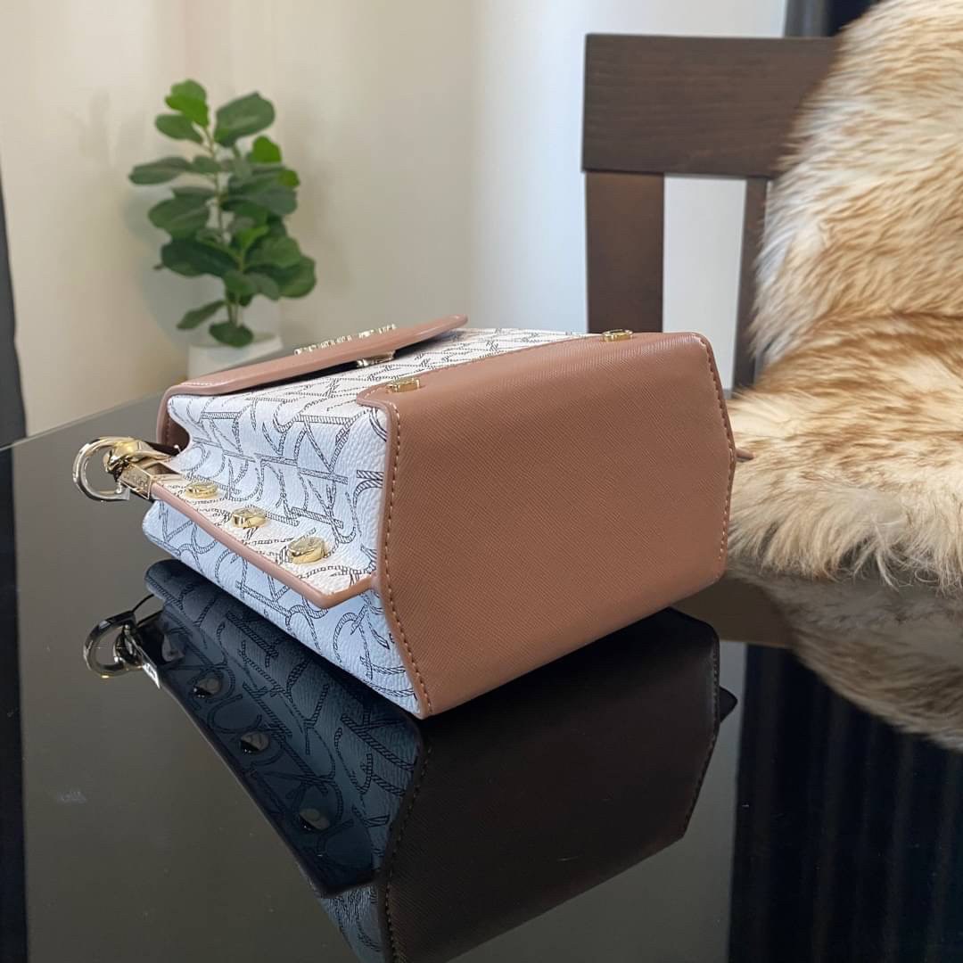 CALVIN KLEIN JEANS crossbody bag กระเป๋าถือหรือสะพาย ลายซิกเนเจอร์แบรนด์ทั้งใบ เปิด-ปิดกระเป๋าด้วยกระดุมแม่เหล็ก ด้านในแบ่งเป็น 2 ช่องหลัก และมีช่องเล็กใส่ของจุกจิก ซับในลายแบรนด์อย่างดี มาพร้อมสายสะพายยาวปรับระดับได้ฟรีไซต์ สามารถใช้ได้หลากหลายโอกาสค่ะ