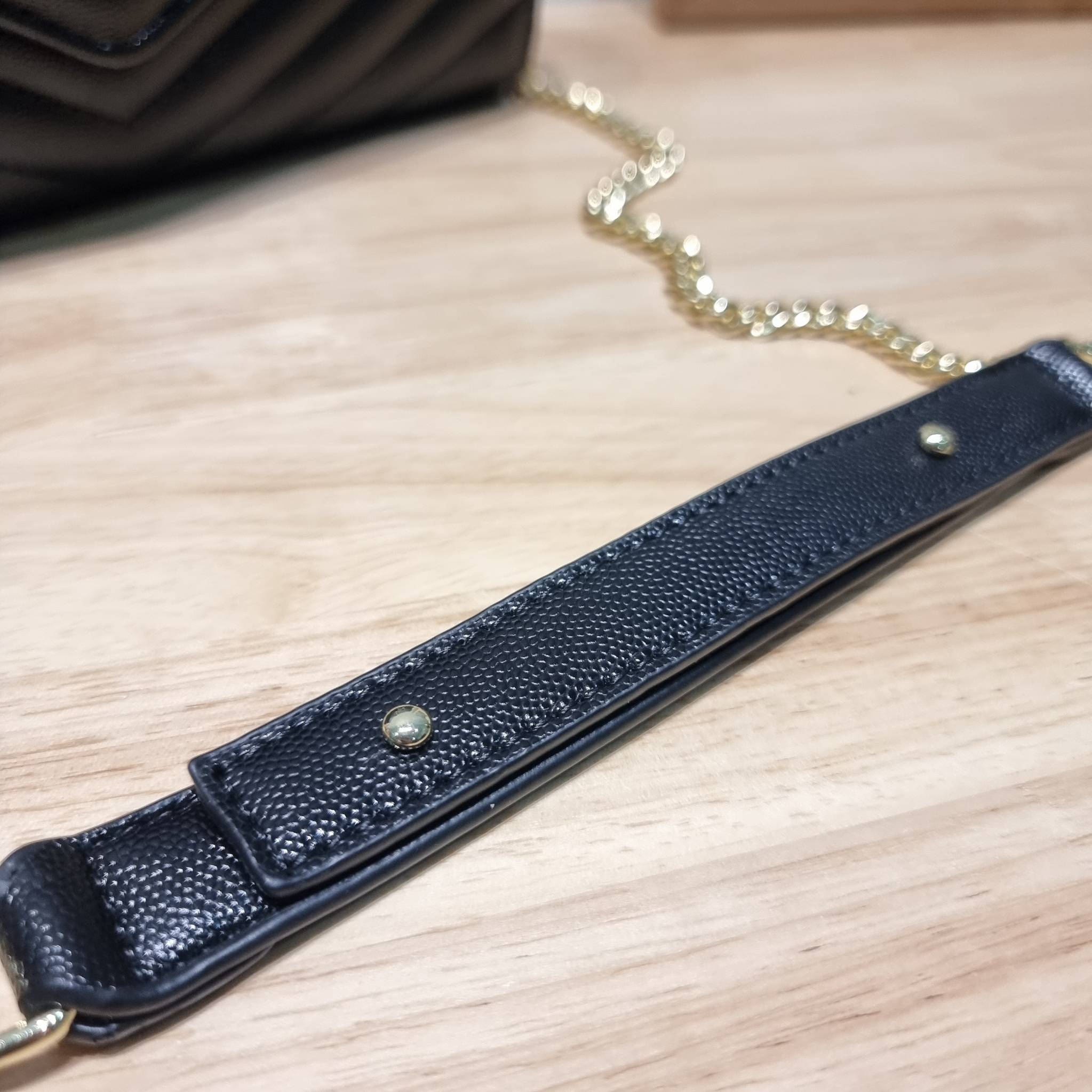 YSL WOC 9 ไม่เคยผิดหวังจริงๆ!! กับรุ่นที่สาวๆรู้กัน Yves Saint laurent clutch bag with chain กระเป๋าสะพายทรง woc สุดฮอต ดีไซน์เรียบหรู โดดเด่นด้วยโลโก้ด้านหน้า เพิ่มดีเทลความผู้ดี