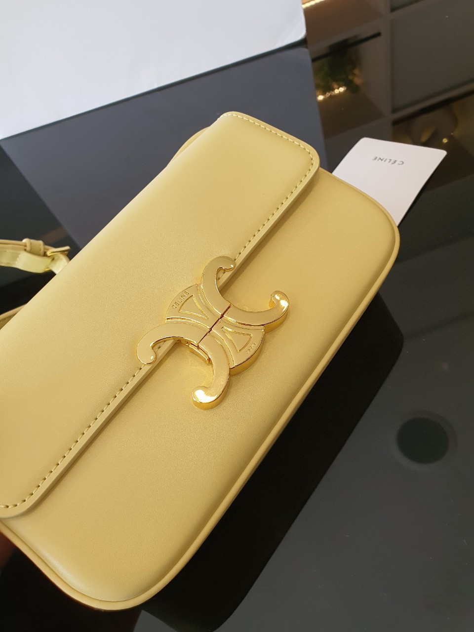 CELINE TRIOMPHE SHOULDER BAG งานหนังทั้งใบลายสวยหรู ด้านในเปิดด้วยด้วยที่บีบโลโก้อะไหล่ทอง จุของได้กำลังดี ใส่โทรศัพท์ กระเป๋าสตางค์ใบสั้น ของจุกจิกได้ เหมาะกับสาวๆในวันที่อยากสะพายชิลๆ ห้ามพลาดค่ะ!