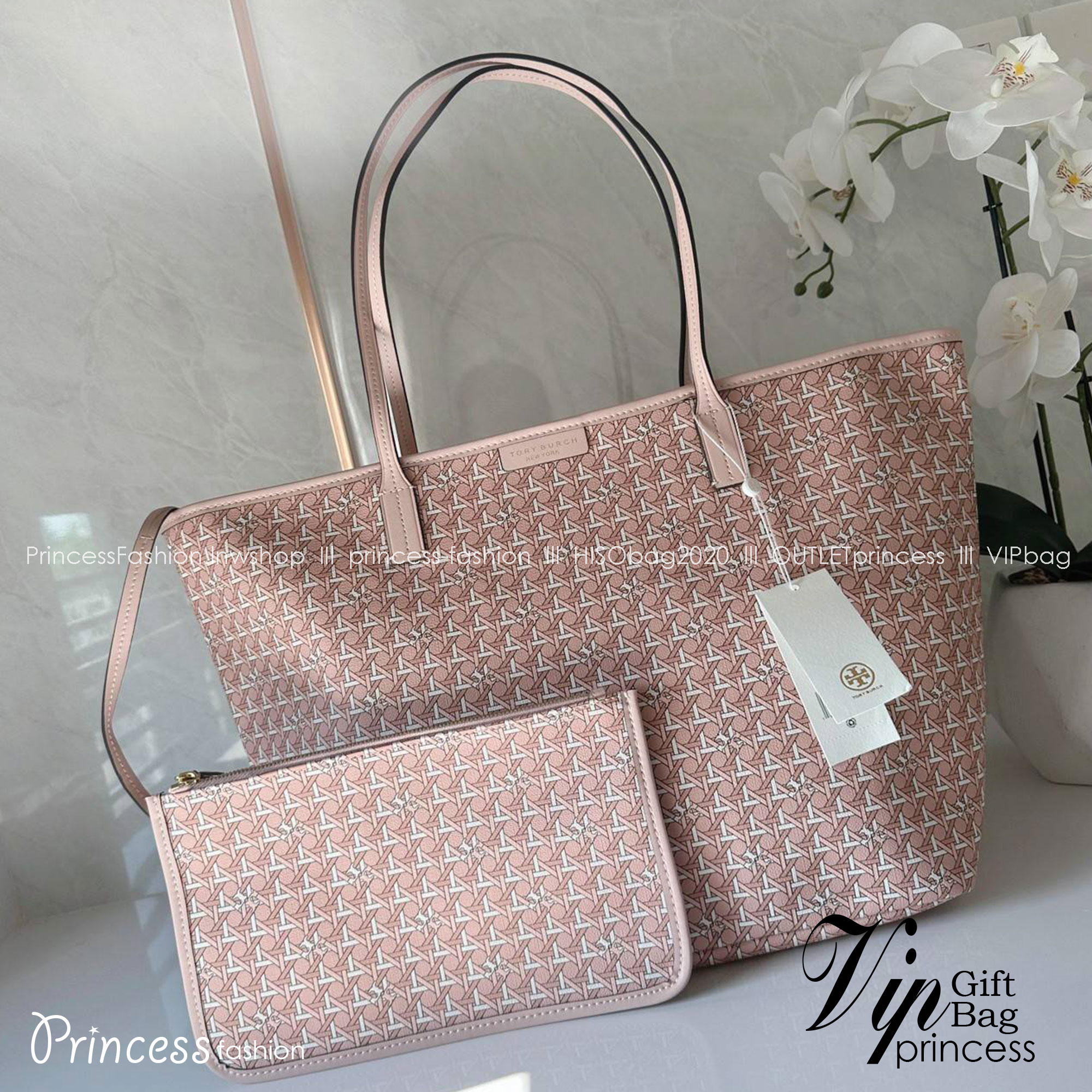 Tory Burch Ever Ready Zip Tote Small Coated Canvas / Tory Burch Geo Logo Tote กระเป๋าโท้ท พิมพ์ลายด้วยลวดลายสานตะกร้าอันเป็นเอกลักษณ์ของแบรนด์ ซึ่งได้แรงบันดาลใจจากความหลงใหลในงานจักสานของผู้ก่อตั้ง