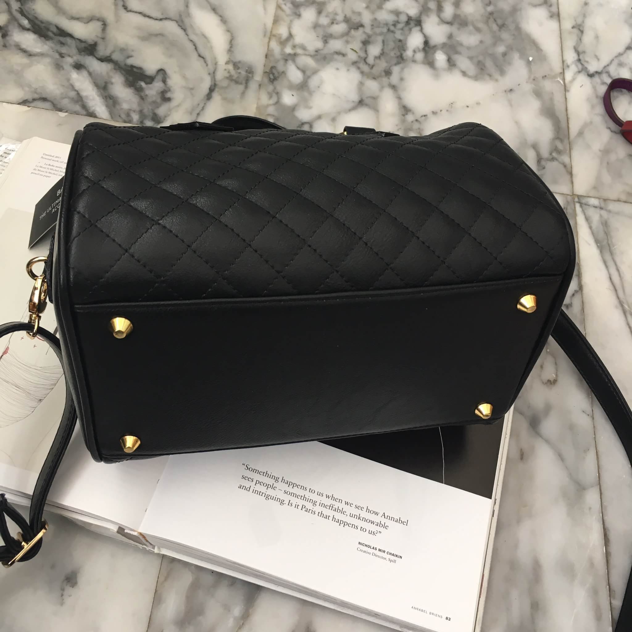 รุ่นใหม่ล่าสุด ขนาด มินิ หนังแกะสวยมากคะ สีเข้าใหม่ >> สี classy black รุ่น KEEP quited leather Pillow bag สวย น่ารัก ขนาดตอบทุกโจทย์การใช้งาน เห็นแล้ว #หลงรักเลยคะ ตัวกระเป๋าขนาดกำลังดี จุของคุ้ม หนังแกะ สวยมาก ดูแลรักษาง่าย #ตกแต่งด้วยพวงกุญแจปอมๆ