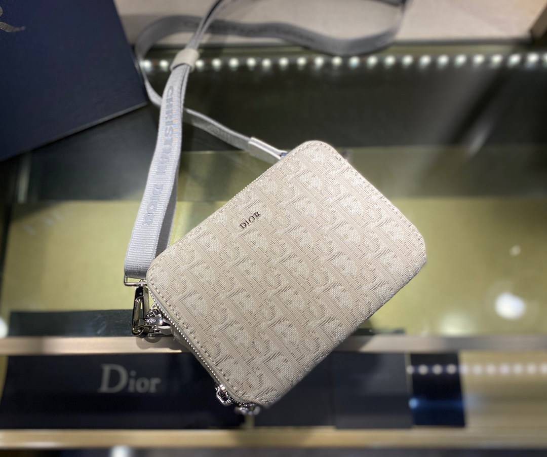 หนังแท้ DIOR POUCH WITH SHOULDER STRAP Oblique Jacquard พร้อมส่งที่ไทย งานหนังแท้และผ้าแจ็คการ์ดออริจินอล ภาพสินค้าถ่ายจากงานขายจริง ใช้งานต่างประเทศได้