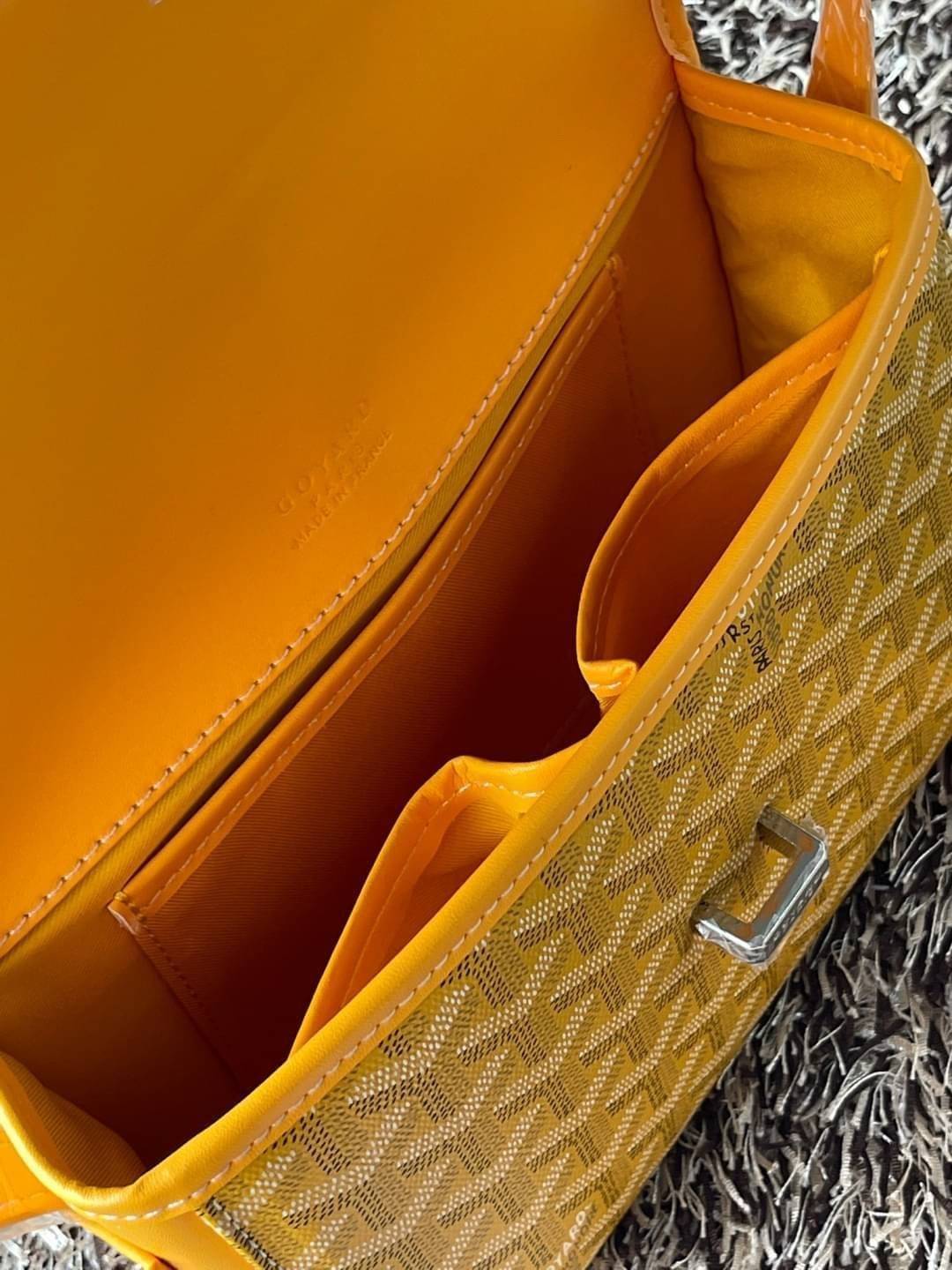 Goyard belvedere pm แบรนด์ดังจากฝรั่งเศส เรัยบหรูแต่ดูสง่า สะดุดตาด้วยลายเฉพาะตัว วัสดุที่นำมาตัดเย็บกระเป๋าเป็นวัสดุผ้าใบ