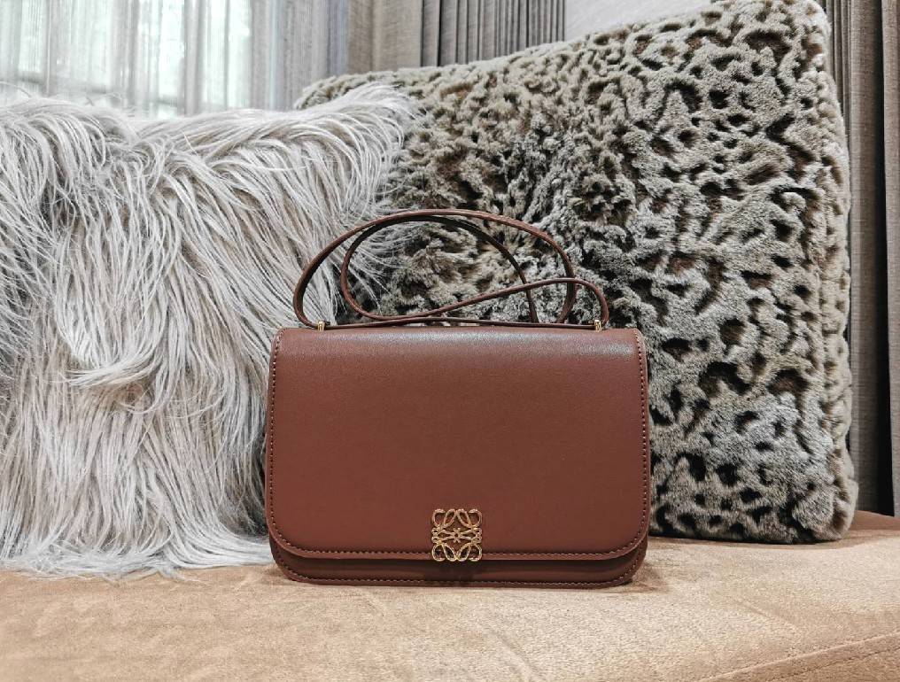LOEWE CROSSBODYBAG VIP GIFT WITH PURCHASE (GWP) กระเป๋าสะพายพรีเมี่ยมกิ๊ฟ Limited Edition จากน้ำหอม LOEWE DUTY FREE วัสดุหนังแท้ Calf Leather หนังเรียบสวยอยู่ทรงดีไซน์สุดคลาสสิค เปิดปิดด้วยฝาปิดโลโก้แบรนด์อะไหล่ทองหรู ภายในมีช่องแบ่งหลายช่องแยกเป็นสัดส่วน