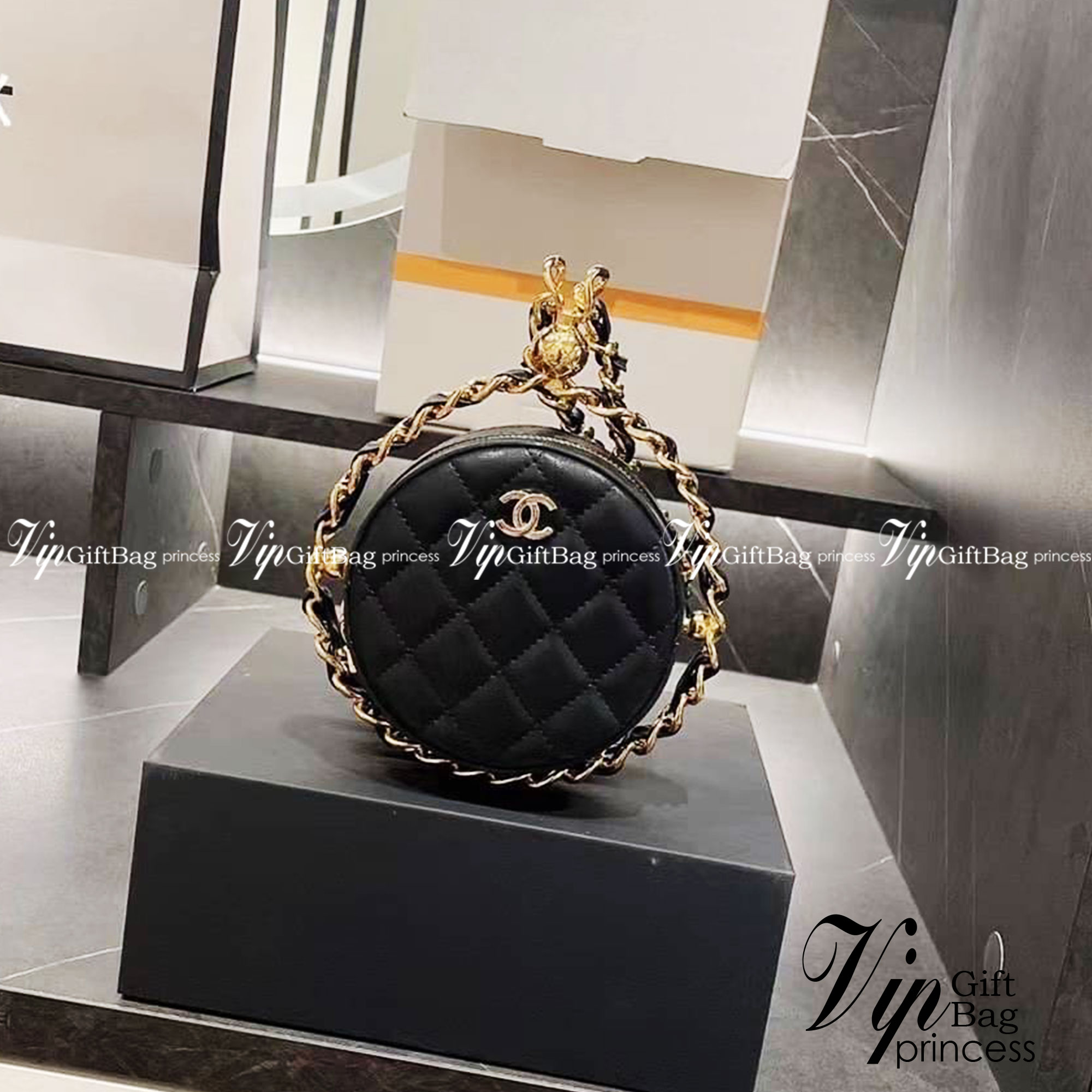 Chanel Round Clutch On Chain / CHANEL Mini Round Bag กระเป๋ามินิใบเล็กน่ารัก โดดเด่นด้วยรูปทรงกลมสุดชิค ตอบโจทย์และครองใจสาวๆ ได้อย่างแท้จริง
