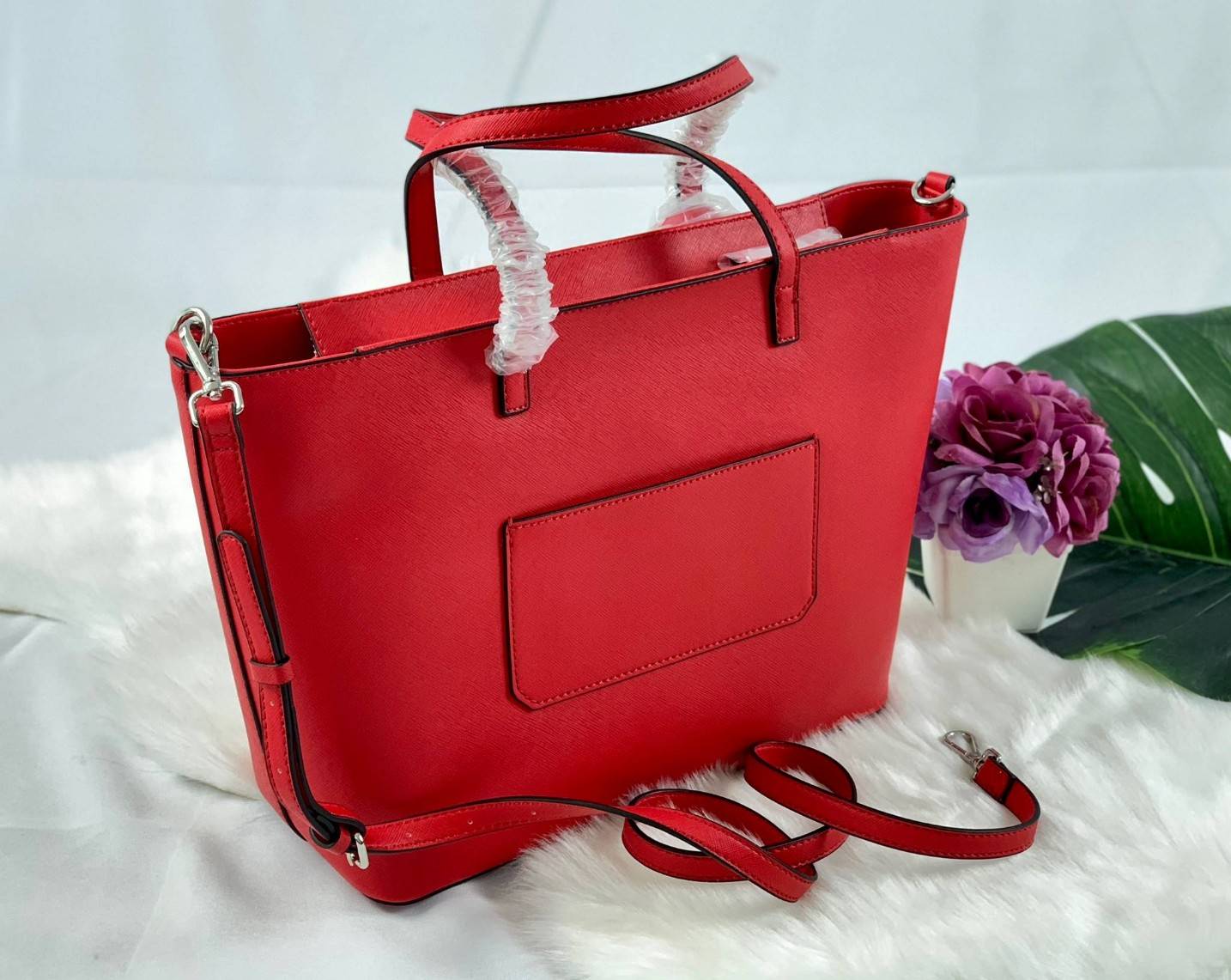 GUESS CASON BAG พร้อมส่งกระเป๋าถือ/สะพายข้าง วัสดุหนังลาย saffiano น้ำหนักเบา ด้านหน้าปั้มโลโก้แบรนด์ เปิดปิดกระเป๋าแบบซิปใช้งานสะดวก ภายในโล่ง กว้างทีเดียว สามารถใส่ A4 ได้ค่ะ มีช่องเล็กให้ใส่ของจุกจิก ผ้าซับด้าน ในลายแบรนด์สวยงาม ด้านหลังมีช่องเสียบบัตร