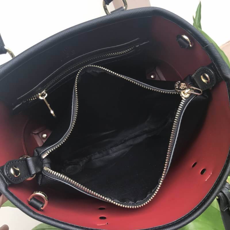 รุ่นขายดี KEEP ' Scarlet ' bag ใครมองหากระเป๋าจุคุ้ม ใบนี้เลย ซื้อ 1 ได้ 2 คุ้ม !! เก็บหมดในใบเดียว แถม Complete look ได้ทุก สไตล์ ถือทำงาน หรือ ถือเที่ยวแมทช์กับยีนส์ก็ดี๊~ดี๊ 👑หนังกระเป๋า Saffiano สวยมาก ส่วนเรื่อง ความจุ ความคุ้ม ไม่ต