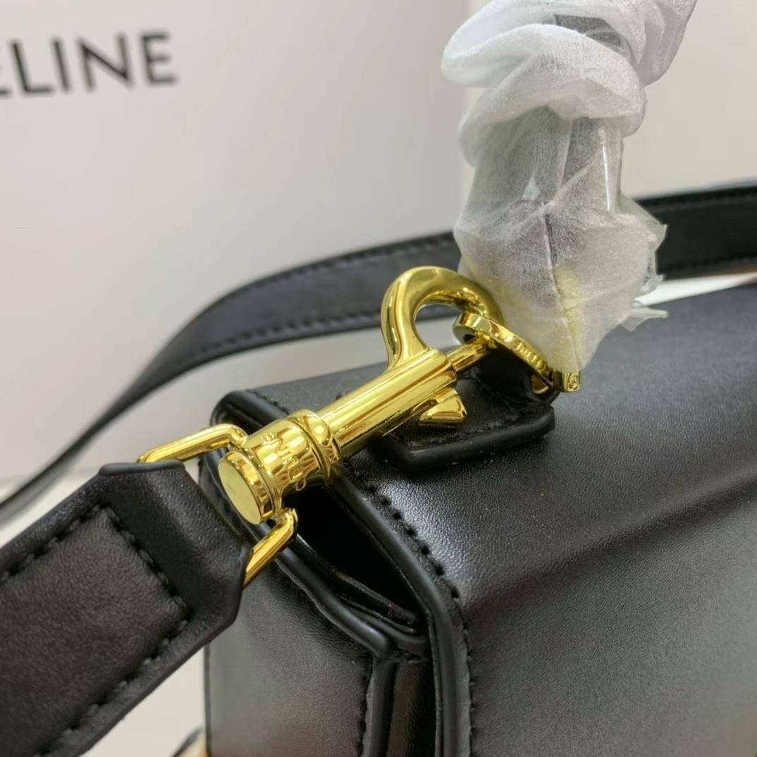 ORIGINAL🥂 Celine Triomphe shoulder handbag Bag / Celine box triomphe in Natural Calfskin Tan กระเป๋าสะพายเรียบหรูและดูทันสมัยใบนี้ออกมา ให้คุณเลือกสะพายในชีวิตประจำวันเข้ากับการแต่งตัวสบาย ๆ