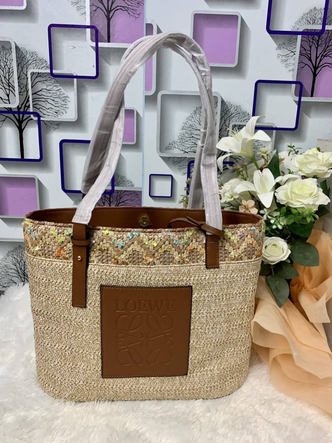LOEWE TOTE BAG VIP GIFT WITH PURCHASE (GWP) พรีเมี่ยมกิ๊ฟ Limited Edition จาก LOEWE PERFUME DUTYFREE COUNTER วัสดุ Textile Canvas & CalfSkin งานสวยหรู รูปทรงวินเทจมาพร้อม Clutch ใบเล็กเข้าชุด ซื้อ 1 ได้ถึง 2 ด้านหน้าปักโลโก้แบรนด์ LOEWE ผ้าเนื้อหนาใช้งานท