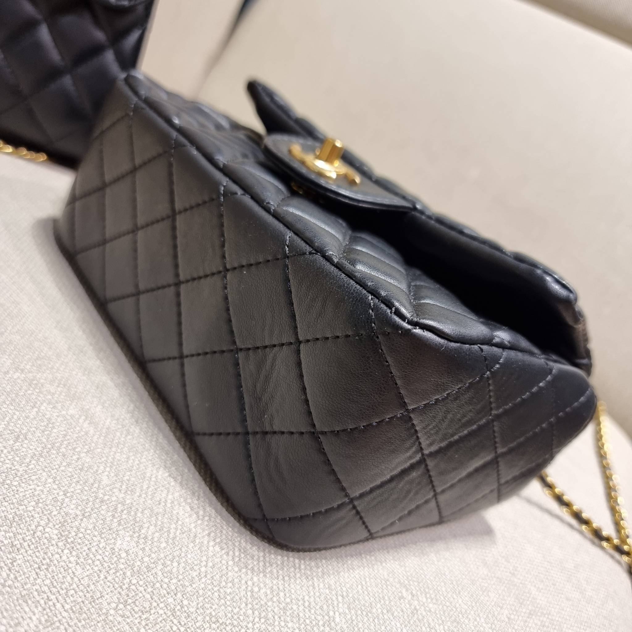 CHANEL GIFT BOX SET Chanel Holiday Makeup & Beauty Gift Sets สุดหรูชวนให้สะสม สุดยอดไอเท็มหายากพร้อมเสิร์ฟครบชุด limited สุดคุ้ม มาพร้อมกระเป๋าสะพายถึง 2 ใบ รุ่นยอดฮิตทั้งนั้น!!ที่พิเศษยังมีน้ำหอมตัวท็อปมาให้อีก chanel no.5 ที่แสนจะเย้ายวน ในขนาด 7.5 ml. 