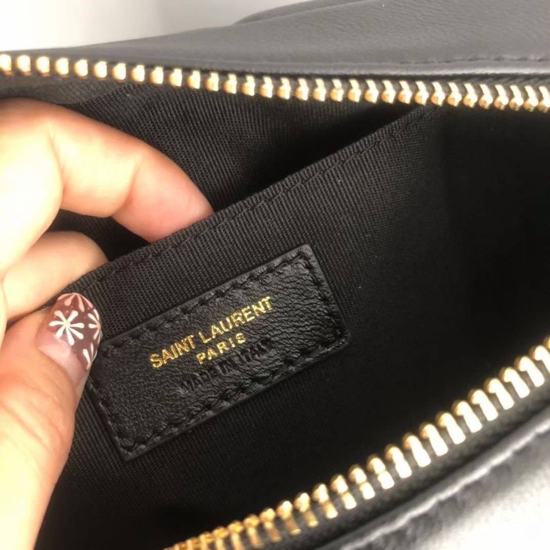 หนังแท้ YSL SAINT LAURENT Lou Medium Monogram YSL Calf Crossbody Bag Anatomy of YSL Camera Bag กระเป๋าสะพายแบรนด์ดังสุดฮิต เป็นอีกหนึ่ง Item ยอดนิยมสำหรับสาวๆ ที่รักความคล่องแคล่ว มีจุดเด่นทั้งในเรื่องการออกแบบกระเป๋า ที่สามารถนำออกมาใช้ได้ในทุกโอกาส สวย 