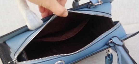 COACH ZOE CARRYALL IN SIGNATURE CANVAS เดอะเบสท์แห่งปี ต้องยกให้พี่คนสวยใบนี้เลย!! รุ่นที่สาวๆตามหา หายากอีกหนึ่ง กระเป๋าถือ/สะพายทรงสวย คลาสสิค ใบใหญ่จุคุ้ม มีดีเทลน่ารักๆที่แม่กุญแจ สามารถล็อคหัวซิปได้ กุญแจซ่อนในพวงหนังห้อยก็น่ารักไปอีก ภายในโล่งกว้าง 