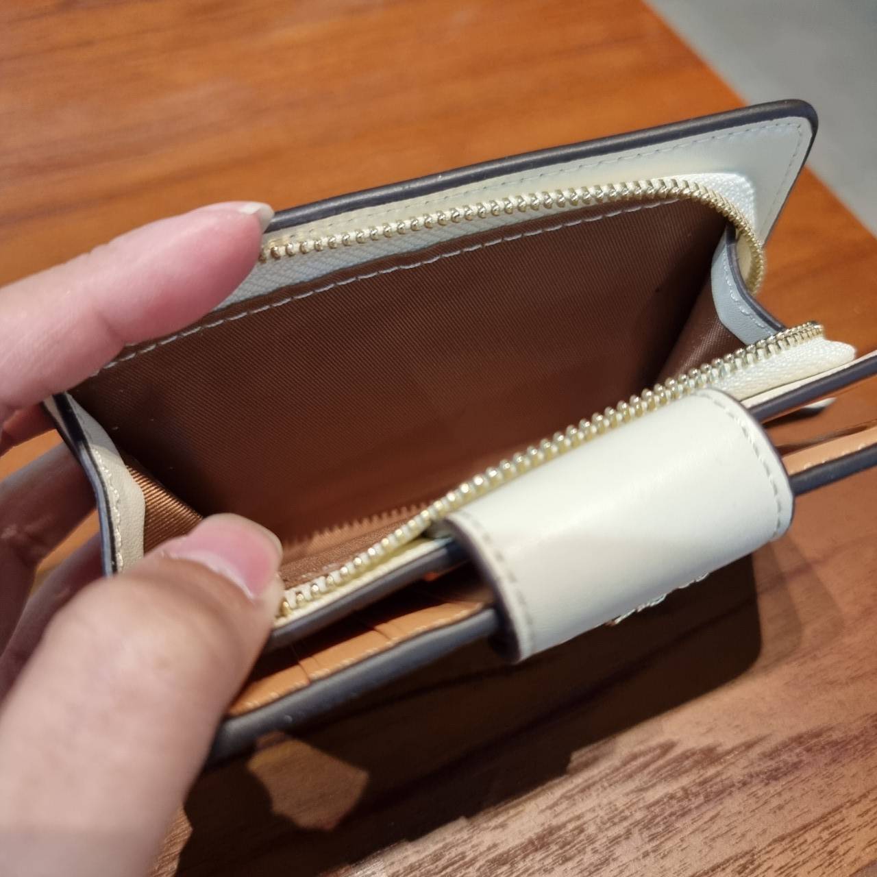 COACH C0082 MEDIUM CORNER ZIP WALLET IN SIGNATURE CANVAS ดีไซน์ใหม่ล่าสุด!! กระเป๋าสตางค์ใบกลาง 👛 ขนาดกำลังเหมาะมือ วัสดุหนังแคนวาสเคลือบลาย ดูแลรักษาง่าย มีช่องใส่บัตรและธนบัตรครบ และช่องซิปแยกไว้ใส่เหรียญ ครบเซ็ทแบบนี้เหมาะส่งต่อเป็นของขวัญที่สุ