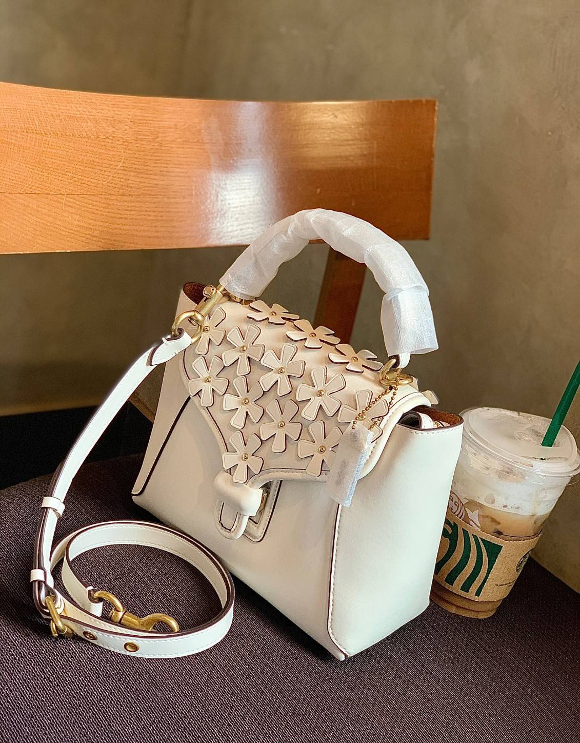 COACH COURIER CARRYALL 23 IN COLORBLOCK SIGNATURE CANVAS พร้อมส่ง 7 แบบ พร้อมส่ง ลุคดูไฮสุดๆค่ะ! กระเป๋าสะพายหนังหรูหราและคลาสสิค หนังแท้ชั้นดีที่สุด น้ำหนักเบา หนังสวยมากก สัมผัสแล้วหลงรักแน่นอนจ้าา😘