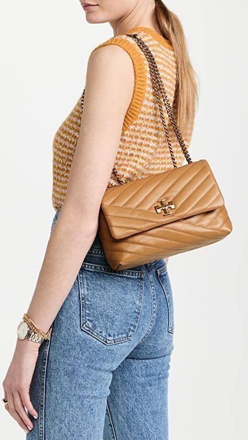 TORY BURCH KIRA CHEVRON CONVERTIBLE SHOULDER BAG (SMALL / MEDIUM) กระเป๋าสะพายรุ่นยอดฮิต ไซส์คลาสสิค ที่ใช้ยังไงก็ดูหรู ดีไซน์เฉพาะตัว วัสดุหนังแกะ สัมผัสนิ่ม เปิด-ปิดด้วยกระดุมแม่เหล็ก ภายในเป็นช่องโล่ง ใส่กระเป๋าสตางค์ มือถือ เครื่องสำอางค์ พาวเวอร์แบงค