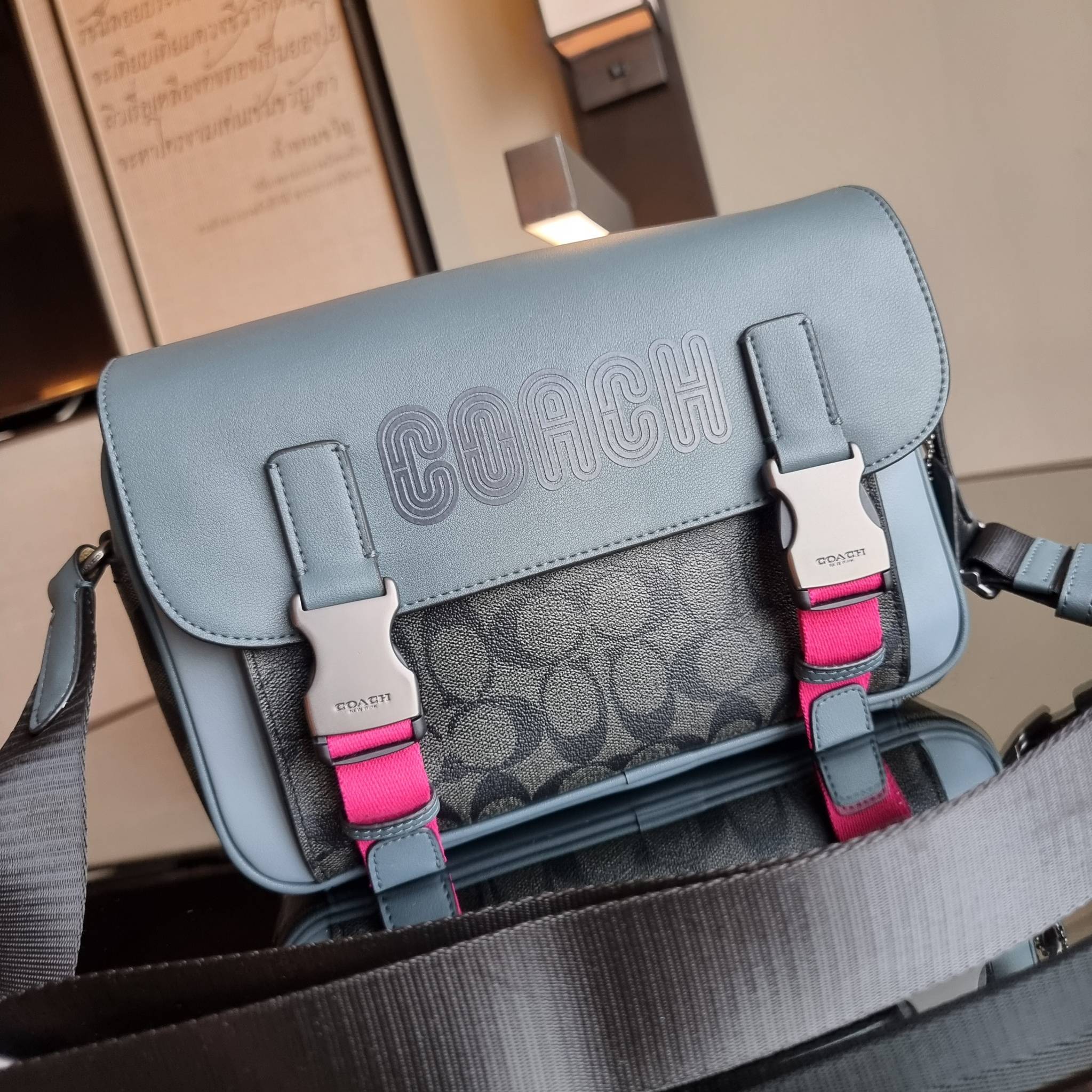 COACH TRACK CROSSBODY IN COLORBLOCK WITH COACH PATCH C6657 C8128 หล่อบอกต่ออีกหนึ่ง กระเป๋าสะพายทรงแมสเซ็นเจอร์ รุ่นเอาใจหนุ่มๆ ที่สาวๆก็อยากใช้!! ด้วยดีไซน์สีคัลเลอร์บล็อคที่โดดเด่น ทำให้ดูน่าใช้งาน วัสดุหนังแท้ สวยคมซ่อนหรู ฝากระเป๋ามีตัวล็อคแน่นหนา เปิ