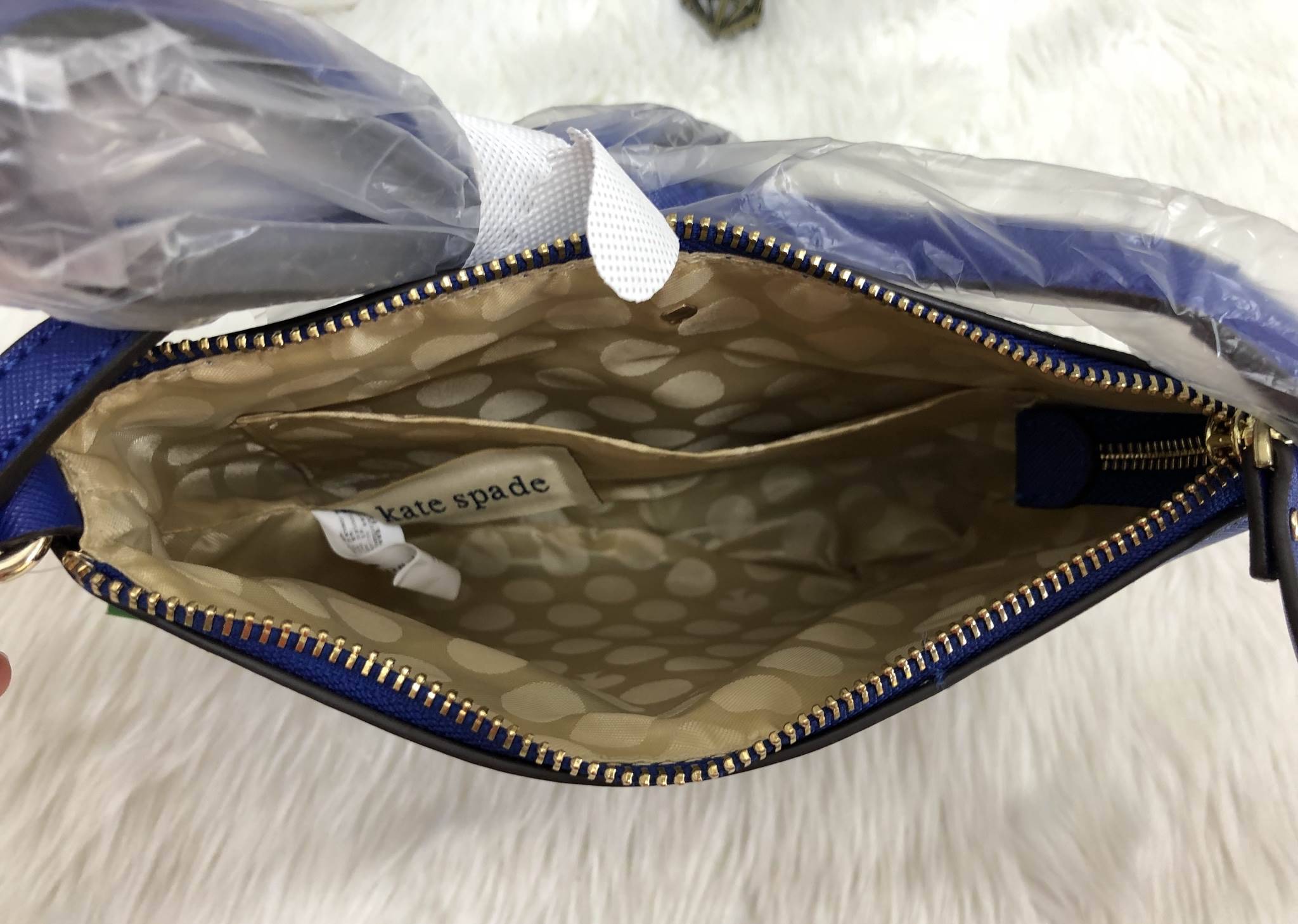 New Arrival Kate spade new york saffiano crossbody bag พร้อมส่งค่ะ!!! กระเป๋าสะพายแบบครอสบอร์ดี้ ลายหนังซาฟเฟียโน่ ทรงสวย ขนาดกำลังดีทีเดียวค่ะ ด้านหน้ามีหนึ่งช่องซิปสำหรับใส่มือถือหรือของจุกจิก เปิดปิดกระเป๋าช่องหลักแบบซิป ด้านในโล่ง ใส่ของจุพอประมาน มีช