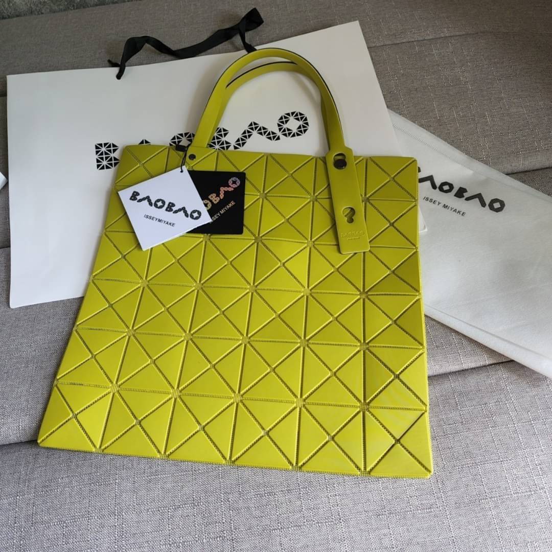 BAO BAO ISSEY MIYAKE LUCENT ONE-TONE กระเป๋า Bao Bao จากแบรนด์ดัง Issey Miyake แบรนด์แฟชั่นจากประเทศญี่ปุ่น ซึ่งมีสินค้ามากมายไม่ว่าจะเป็นเสื้อผ้า นาฬิกา น้ำหอม และที่ขาดไม่ได้นั่นก็คือ กระเป๋า Bao Bao ที่มีความพิเศษในเรื่องของวัสดุและดีไซน์ที่ครองใจสถาปน