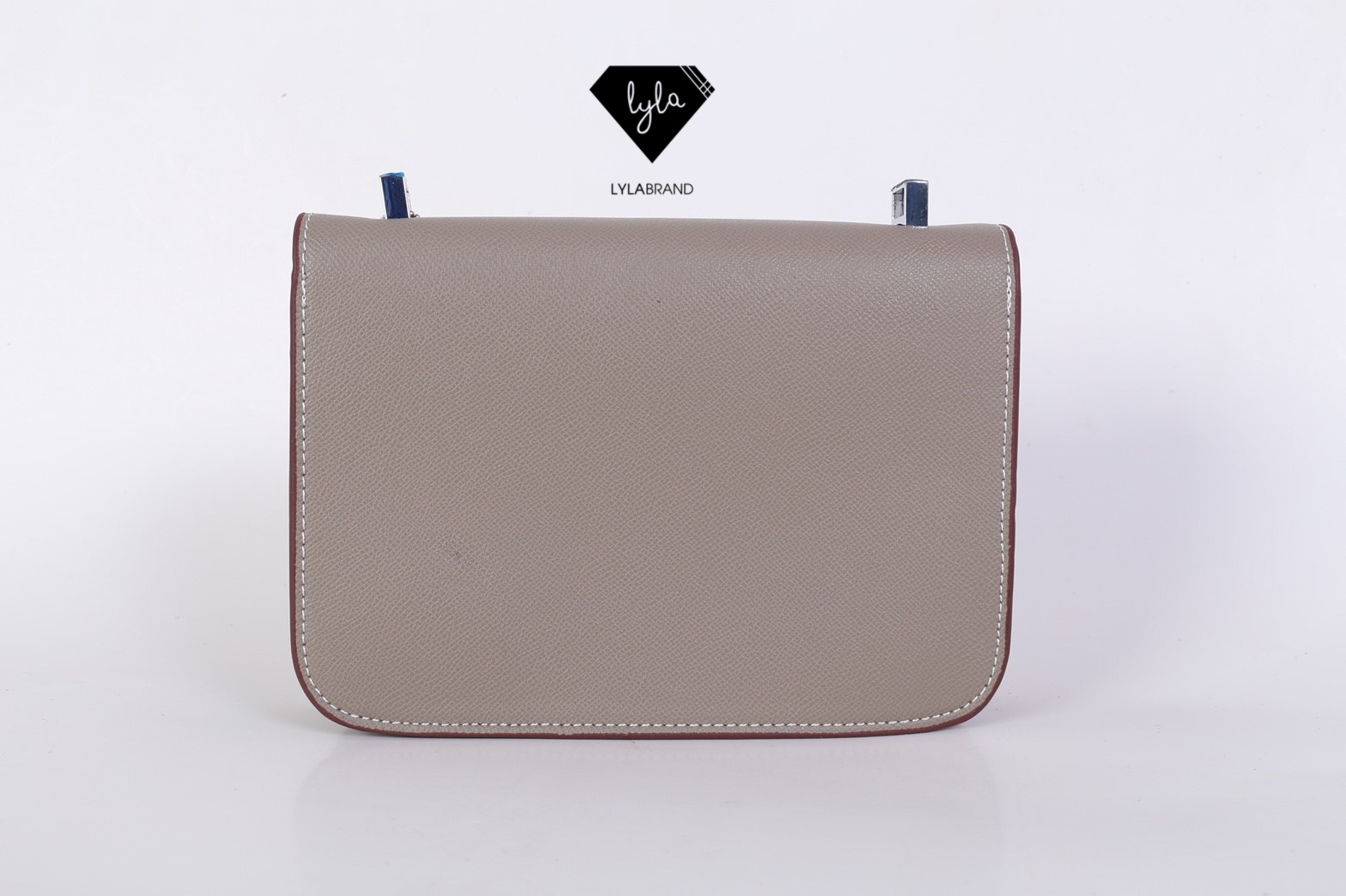 LYLABRAND🔔 Constance Size 23 Cm / Epsom ✨PU top premium นะคะ หนังดีเลอค่าน่าสอยมากกก บอกคำเดียวเลยว่าเด็ดสุด !! เหมือนหนังแท้เบอสุดค่ะคูณผู้หญิง ลูกค้าเก่าน่าจะทราบกันดีอยู่แล้วว่าคุณภาพของร้านนี้ต้องมาเป็นอันดับหนึ่งเท่านั้น อิอิ มีสายยาวส