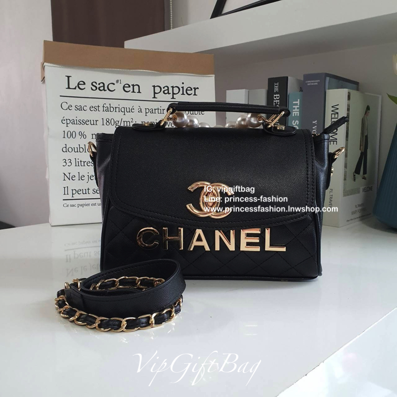 CHANEL VIP GIFT SHOULDER BAG รุ่น LIMITED จากงาน VIP GIFT(GWP) **มันดียยยย์มากแม่ ของแท้100% วัสดุหนังคาเวียร์เต็มใบ ด้านหน้าประดับโลโก้ทองสุดหรู ประดับสายร้อยลูกปัด CHANEL ฝากระเป๋่เปิดปิดด้วยกระดุมแป้กหมุน ด้านในรูดซิปอีกชั้น ช่องใหญ่กว้าง ด้านนึงเป็นช่