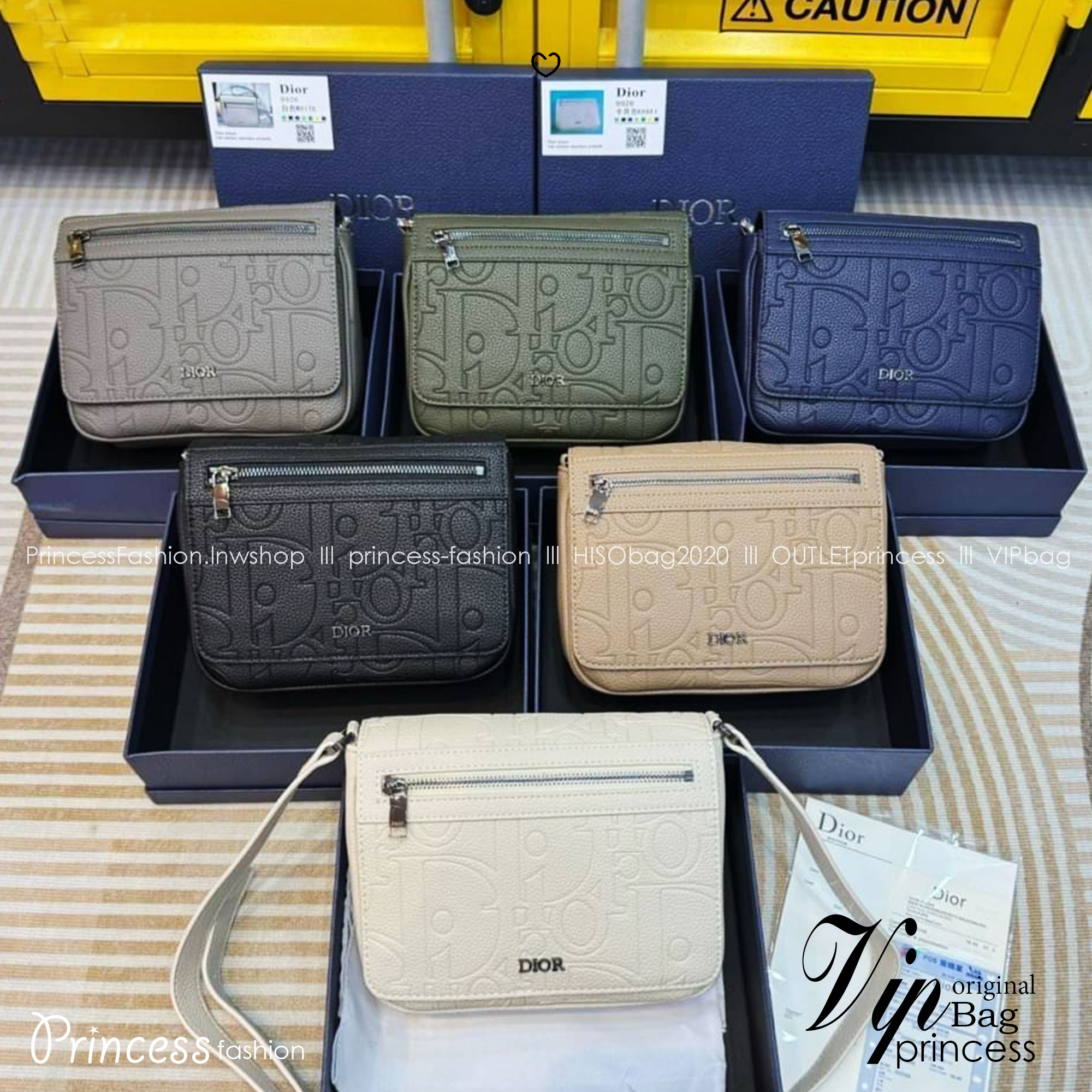 DIOR Messenger Bag with Flap กระเป๋าสะพายทรงแมสเซ็นเจอร์ รูปทรงใหม่ทันสมัย ปั้มลายแบรนด์สง่างามเหนือกาลเวลา ใหม่ล่าสุด ไอเท็มที่หนุ่มๆต้องไม่พลาด -- [รับตัวแทนกระเป๋า]
