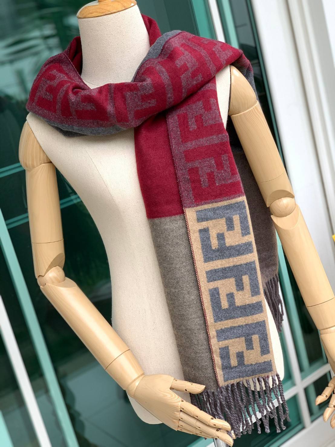 Fendi Scarves For Women’s Accessories Scarf แบรนด์แฟชั่นชั้นนำจากอิตาลี ส่งมอบความรู้สึกดีๆให้กับคนที่คุณรัก ในรูปแบบผ้าพันคอและผ้าคลุมไหล่ผืนใหญ่เพิ่มความอบอุ่น ถักทอด้วยผ้าcashmere เนื้อผ้านิ่ม สัมผัสนุ่มมือ ทอลายในตัว สีและลายคมชัด เหมาะสำหรับเป็นของฝา